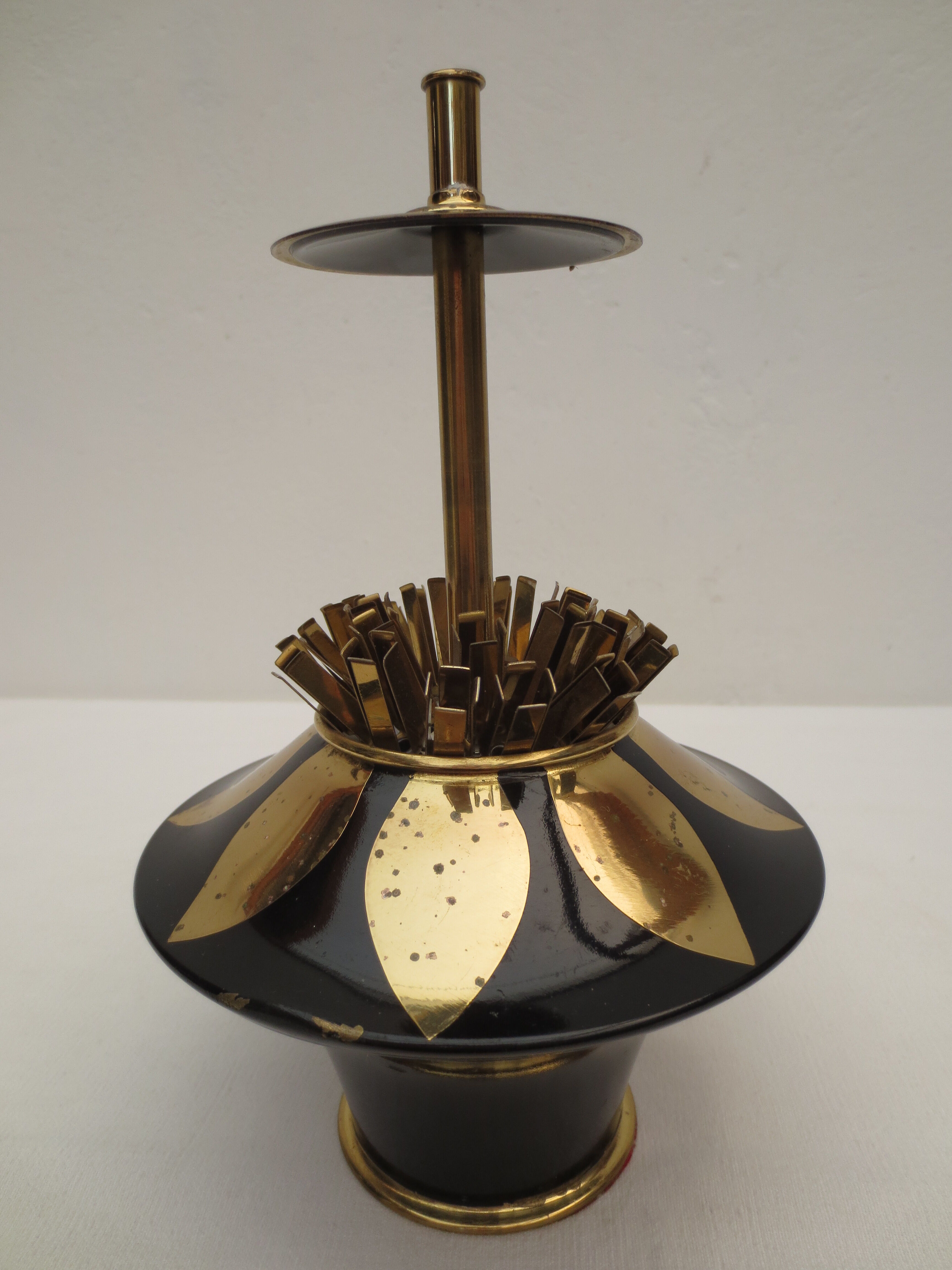 Telescopic cigarette holder in metal mushroom shape