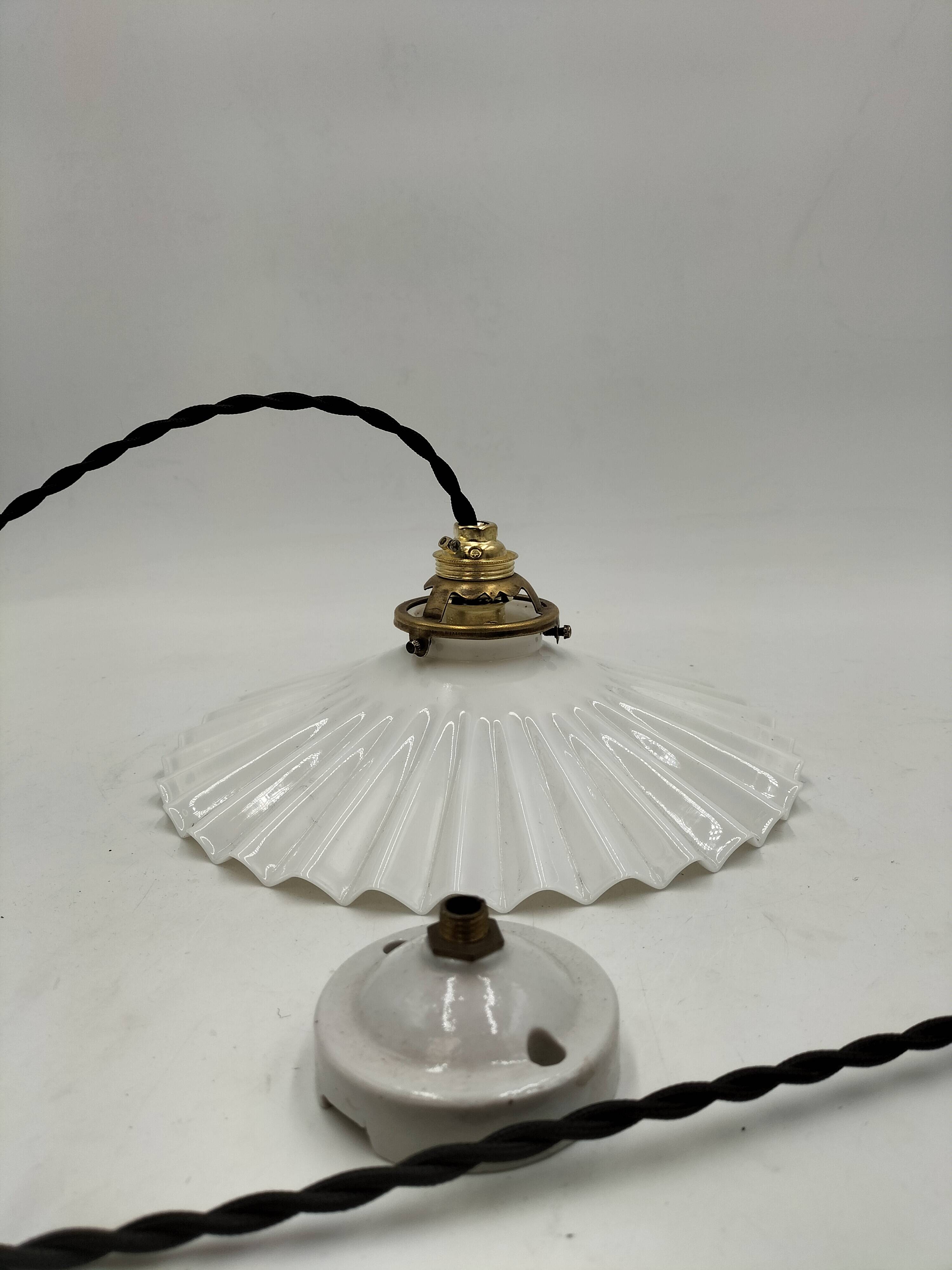 Opaline suspension with ceiling light