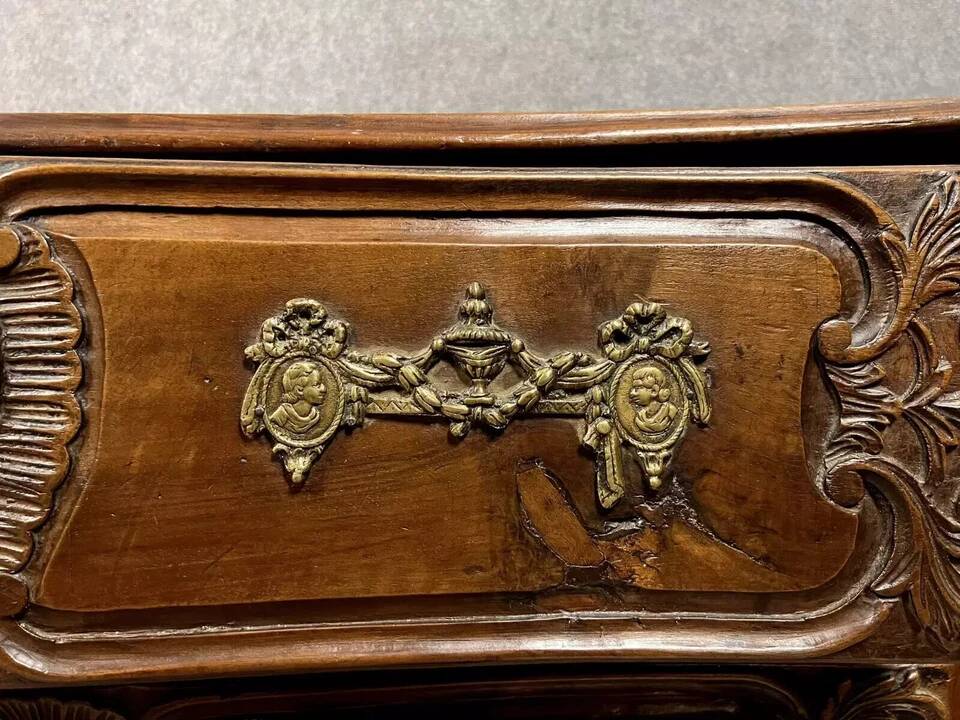 Curved and carved Lyonnaise chest of drawers from the Louis XV period in solid walnut
