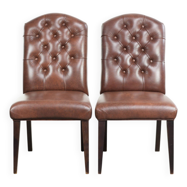 Ensemble de 2 chaises de salle à manger chesterfield en cuir de vachette vintage couleur cognac.