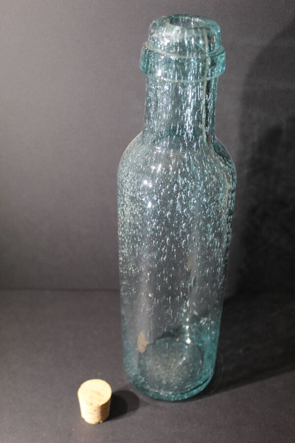 Bouteille carafe en verre bullé bleu ciel Biot