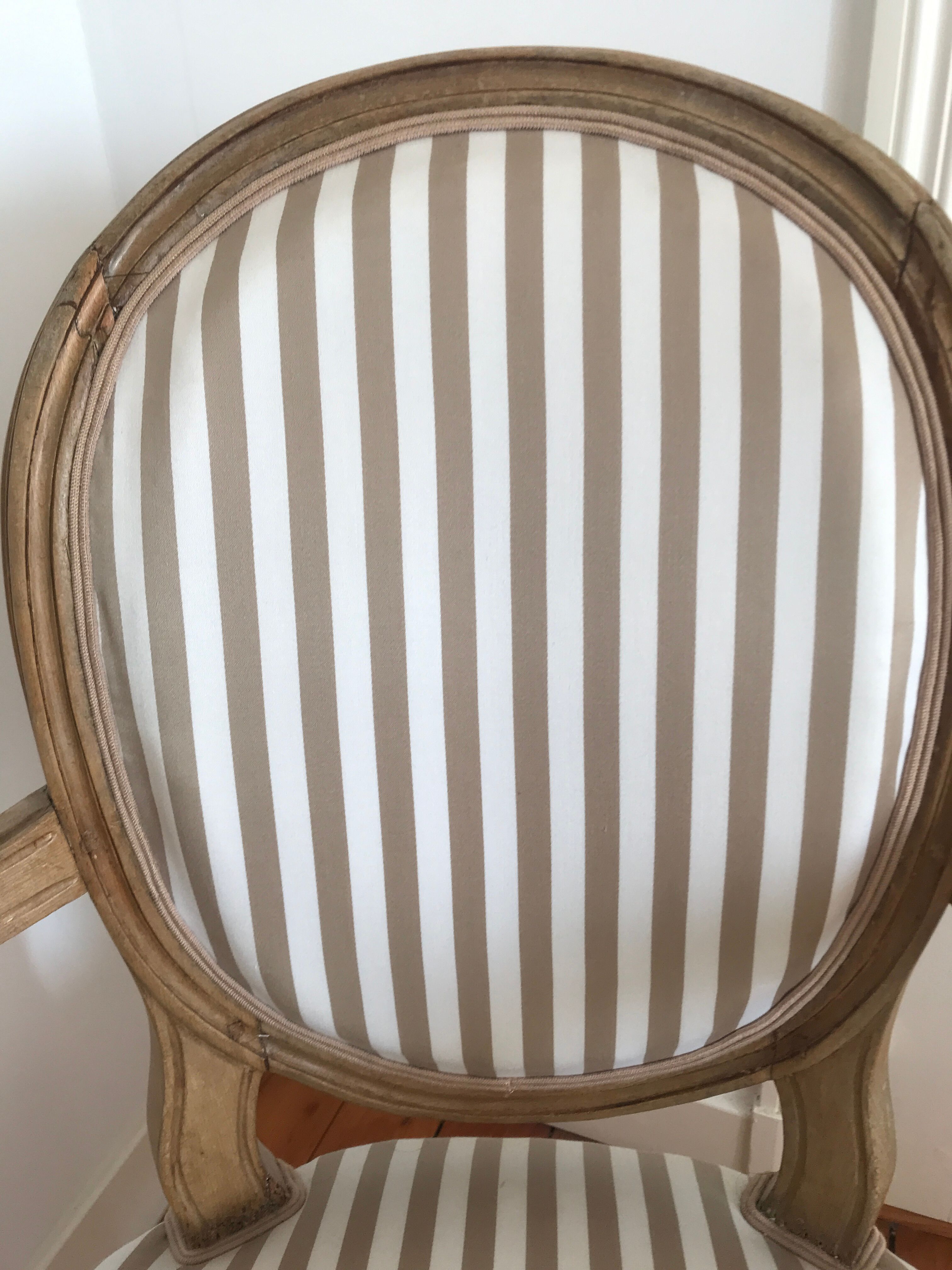 Paire de fauteuils à médaillon époque Louis XVI