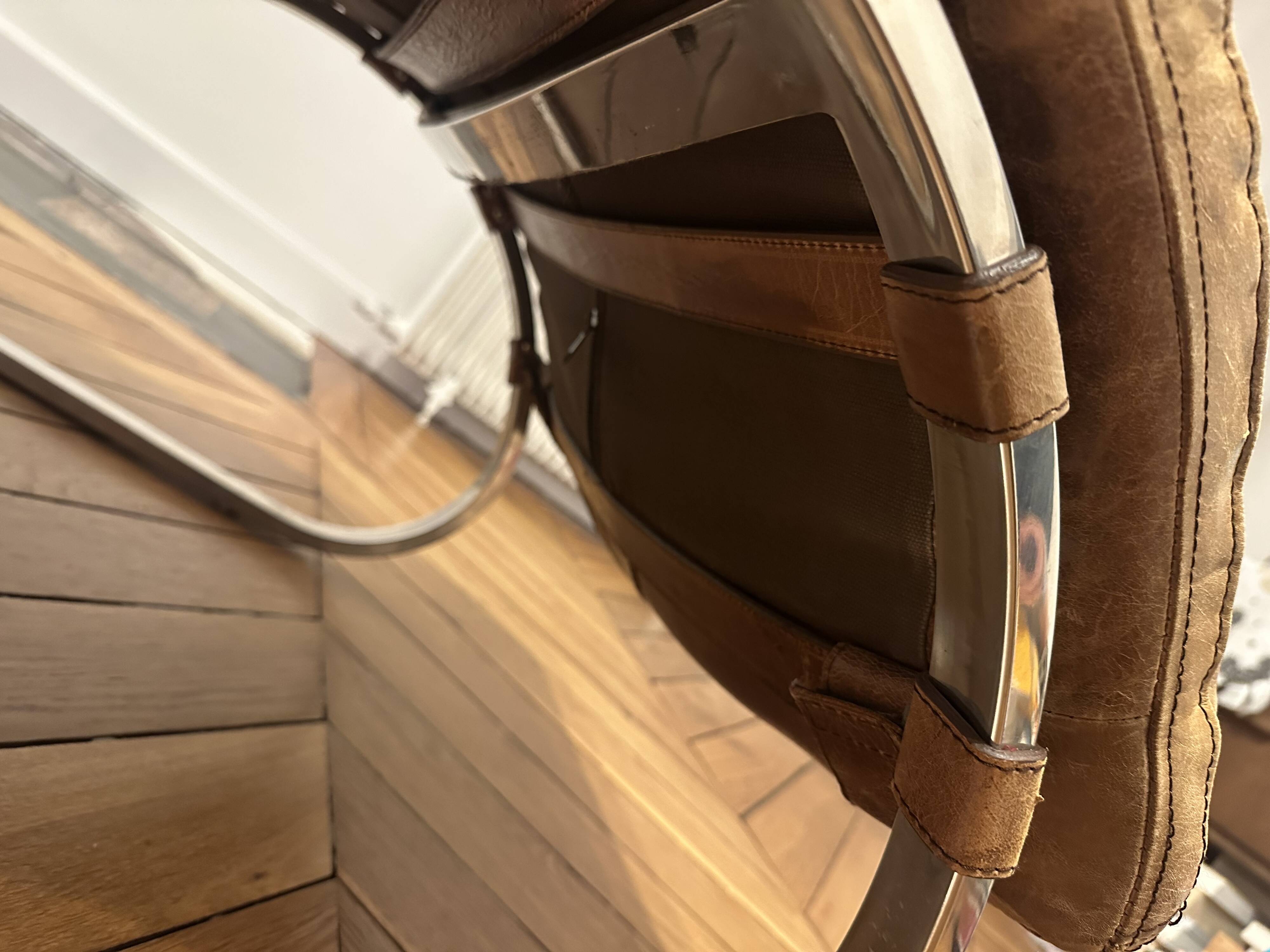 LC4 chaise longue style – patinated camel leather