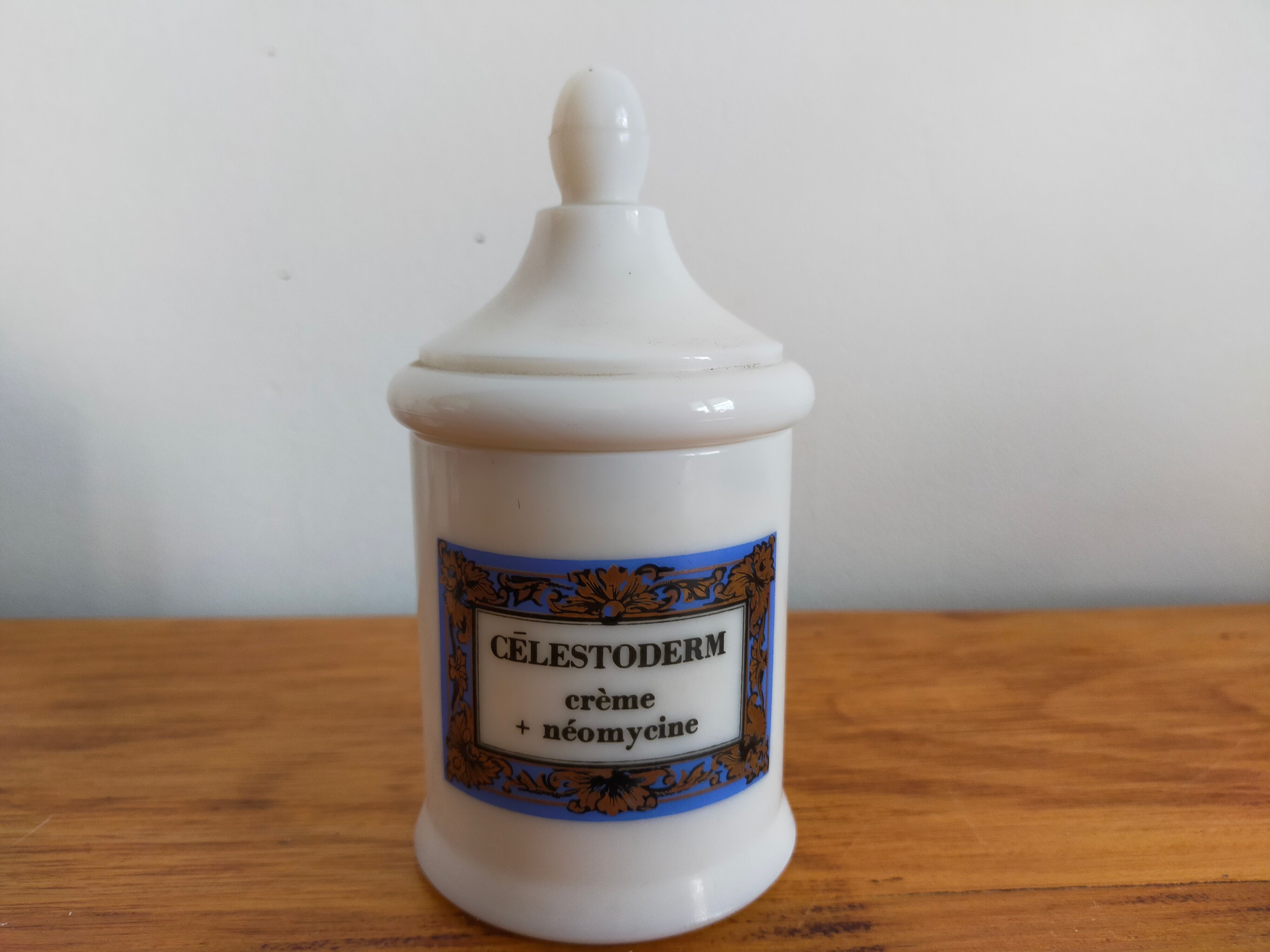 Set of 3 vintage pharmacy jars in apothecary opaline