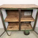 Armoire industrielle en fer avec portes en treillis sur roues, années 1960