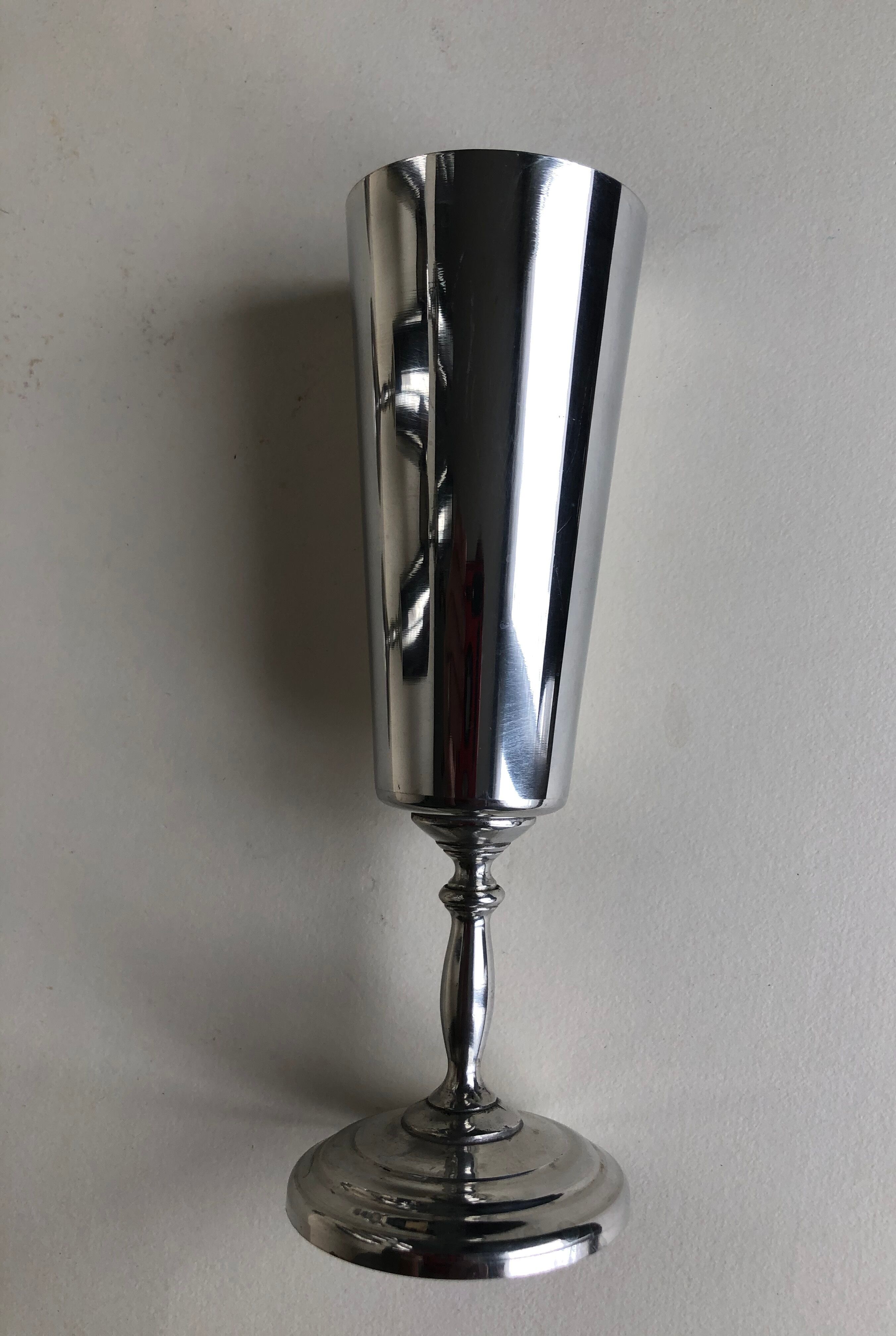Ensemble de huit flutes en métal argenté