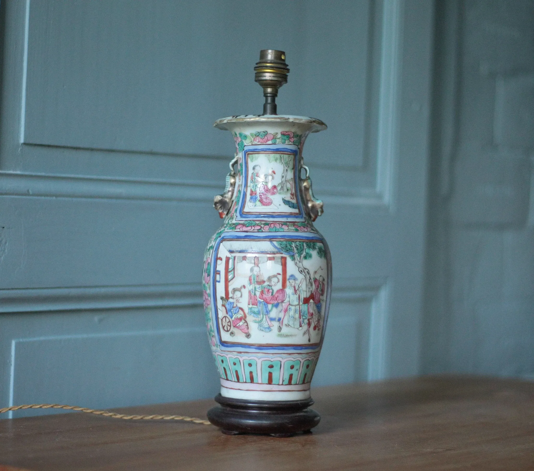 Canton porcelain table lamp, Chinese lamp with polychrome decoration.