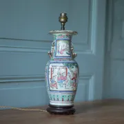 Pied de lampe de table en porcelaine de Canton, décor polychrome, Chine