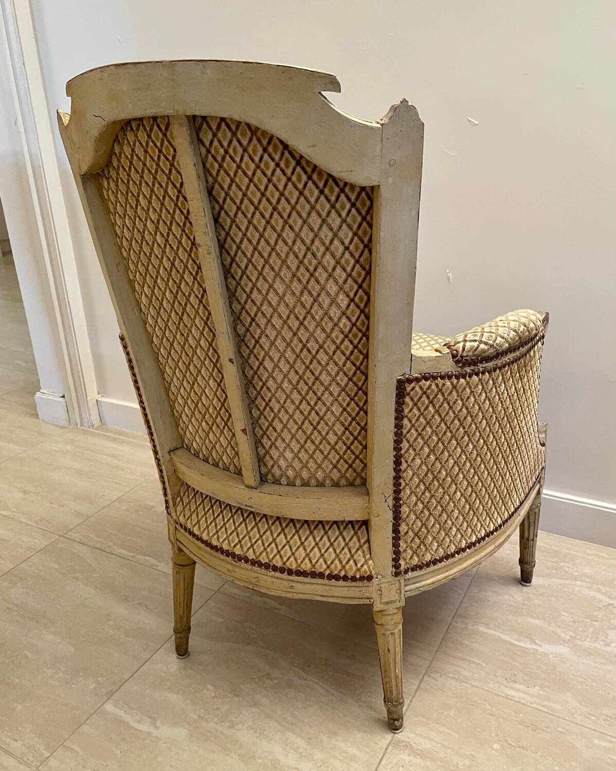 Elegant Louis XVI set – 4 cabriolet armchairs + 1 bergère