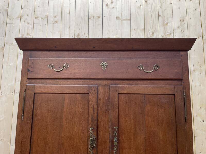 Armoire basse en chêne massif