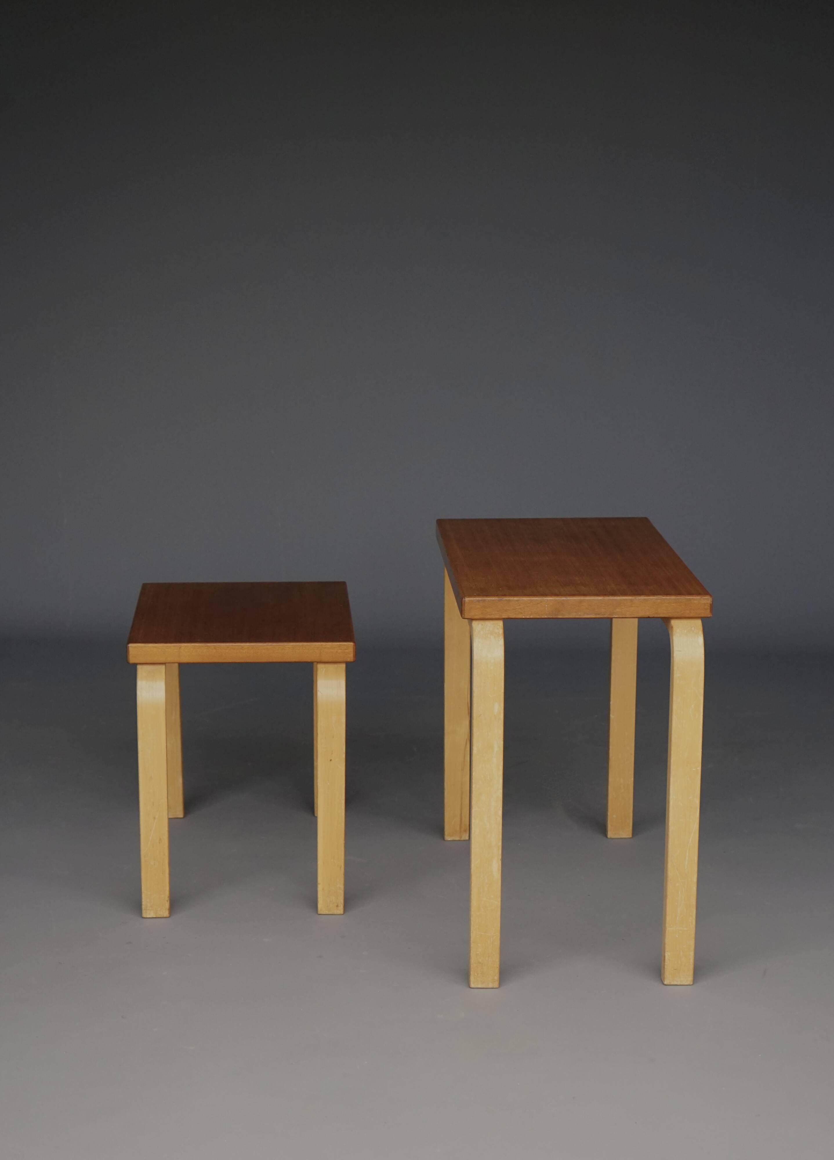 Tables gigognes modèle 88 par Alvar Aalto pour Artek, années 1960. Lot de 2