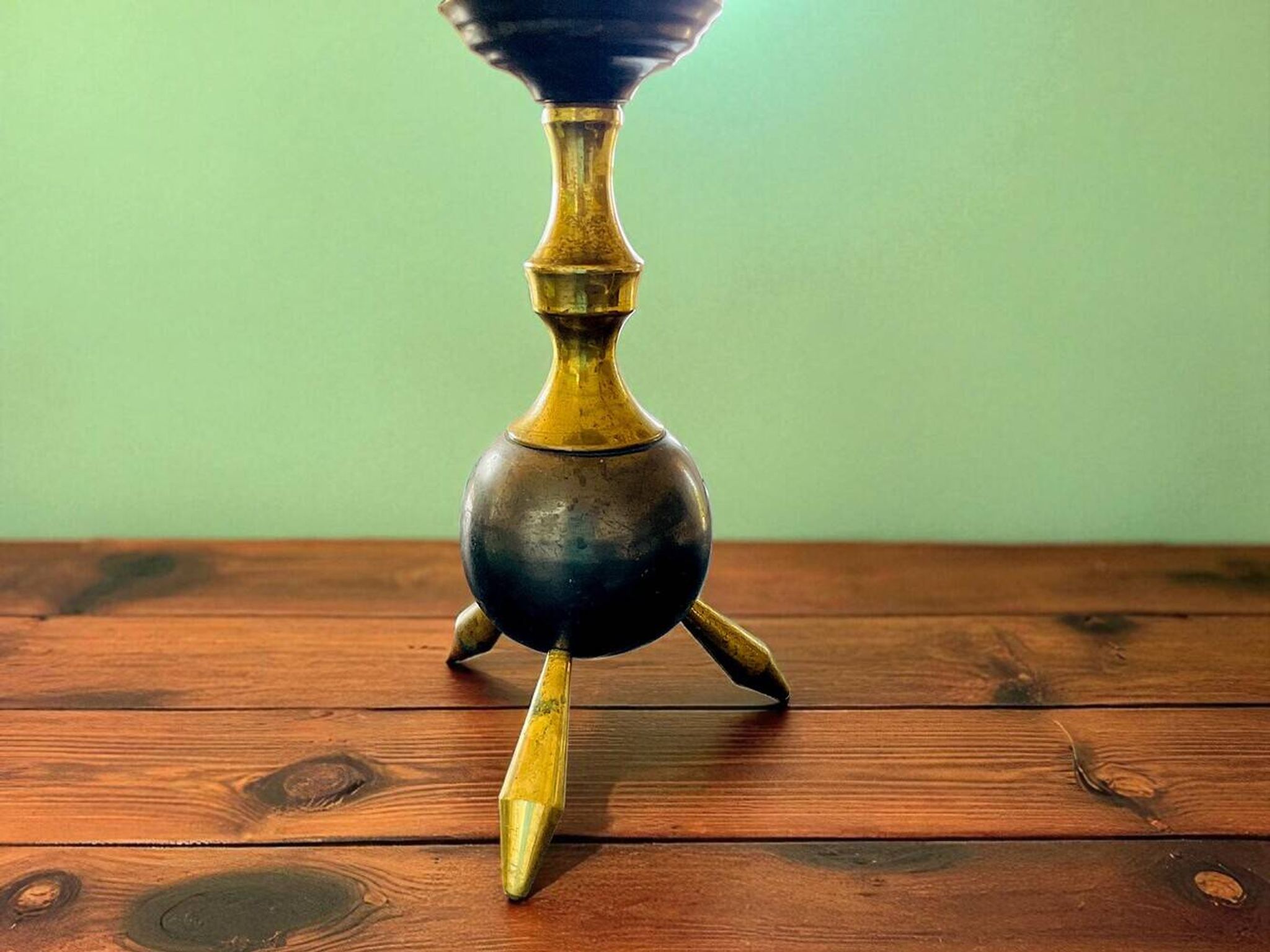 Lampe de table en laiton sur trépied de l'ère spatiale
