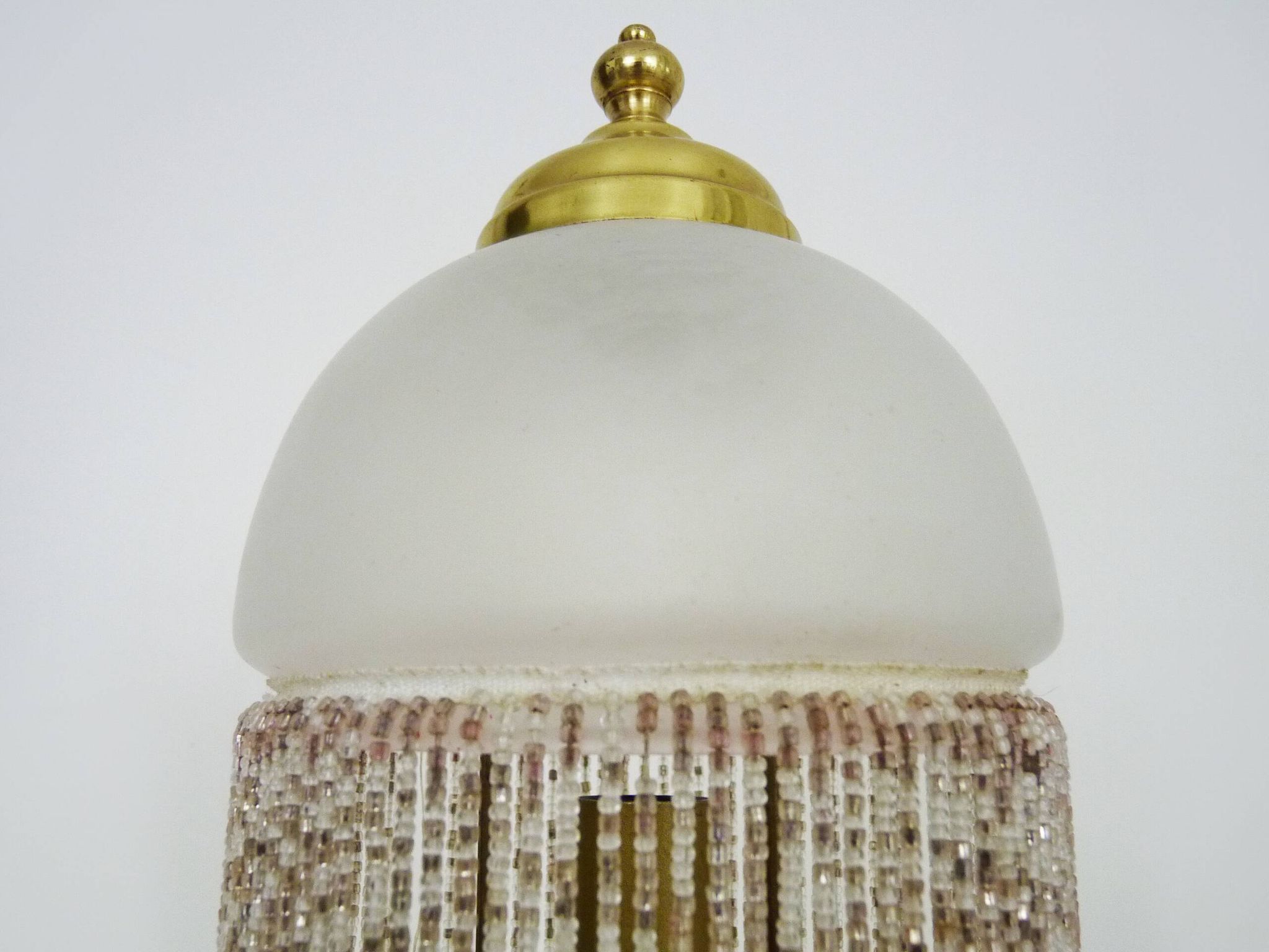 Table lamp, bedside lamp with pearls, speckled white globe in glass paste. 80s