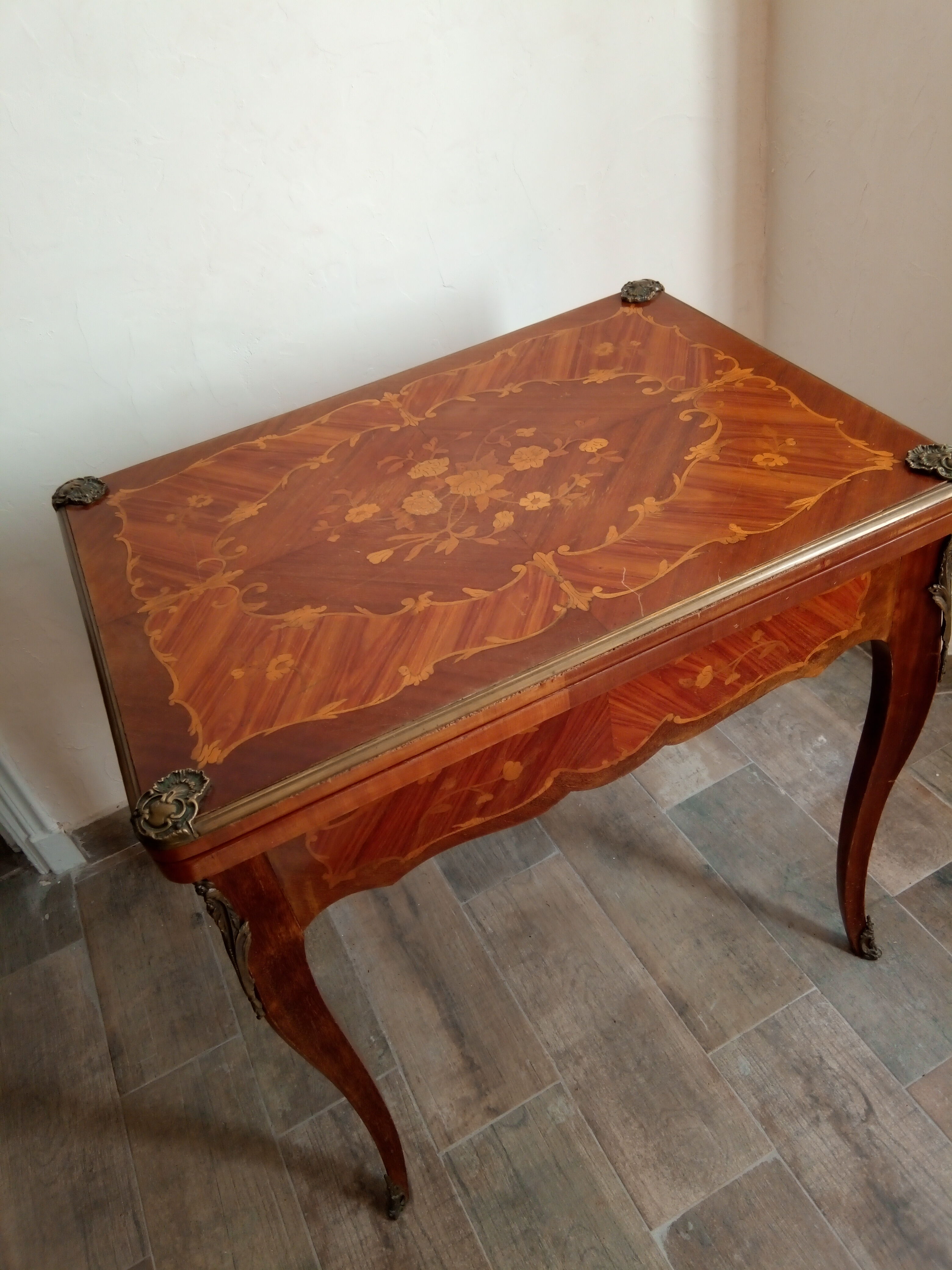 Play table in Louis XV marquetry. Early 20th century.