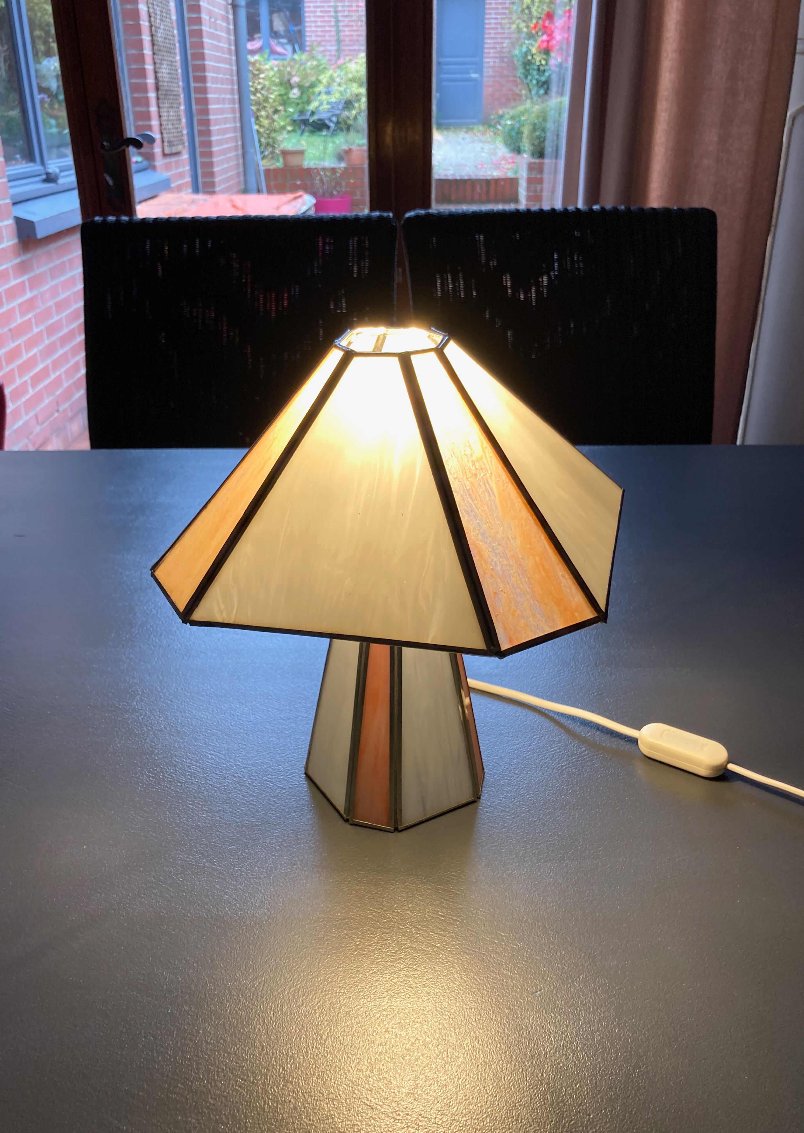 Table lamp in opalescent and partitioned glass paste