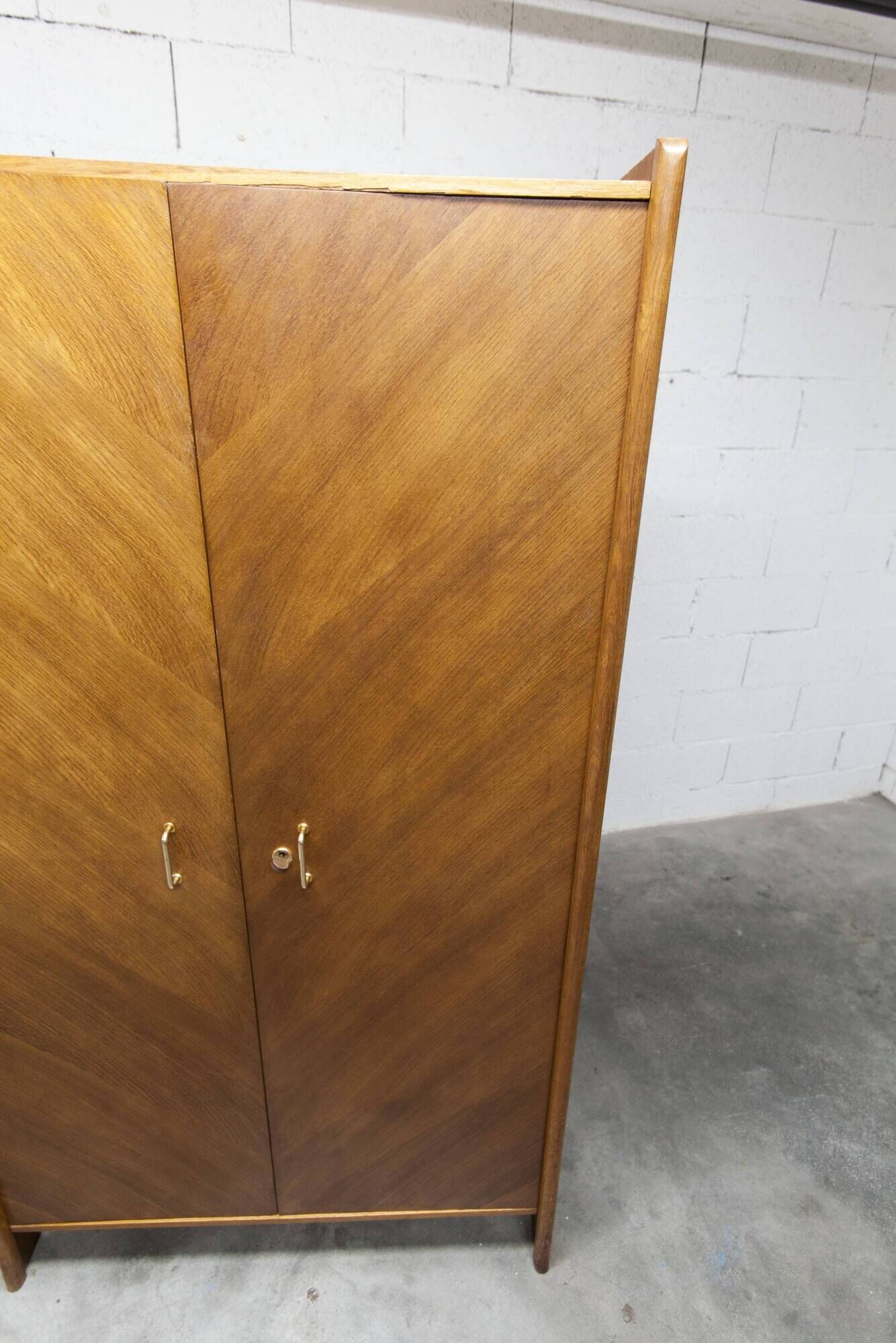 1950s Mid-Century Modern oak wardrobe with 2 doors and 2 drawers.