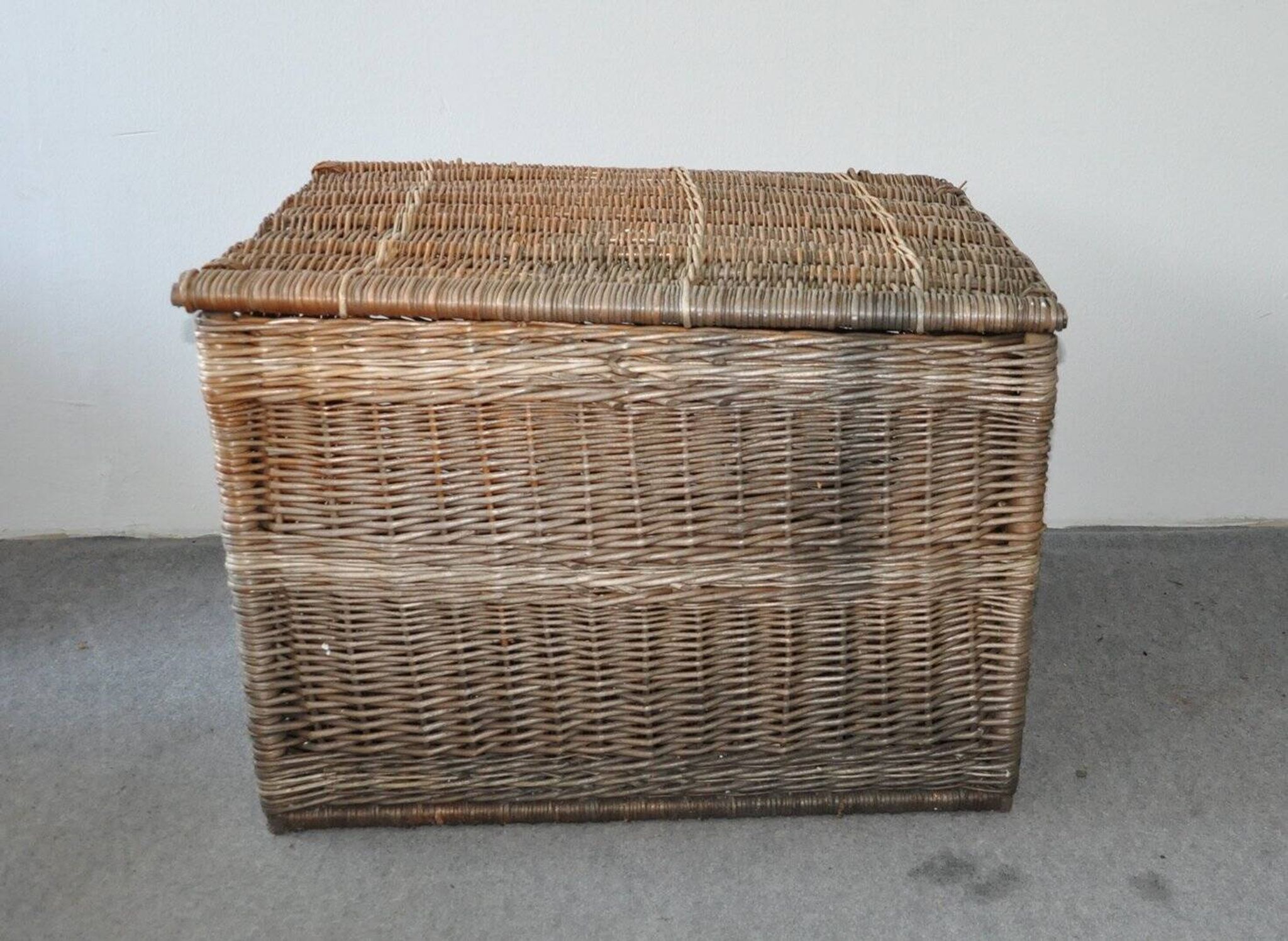 Large brown wicker basket with lid — vintage 1940s style, Czech Republic