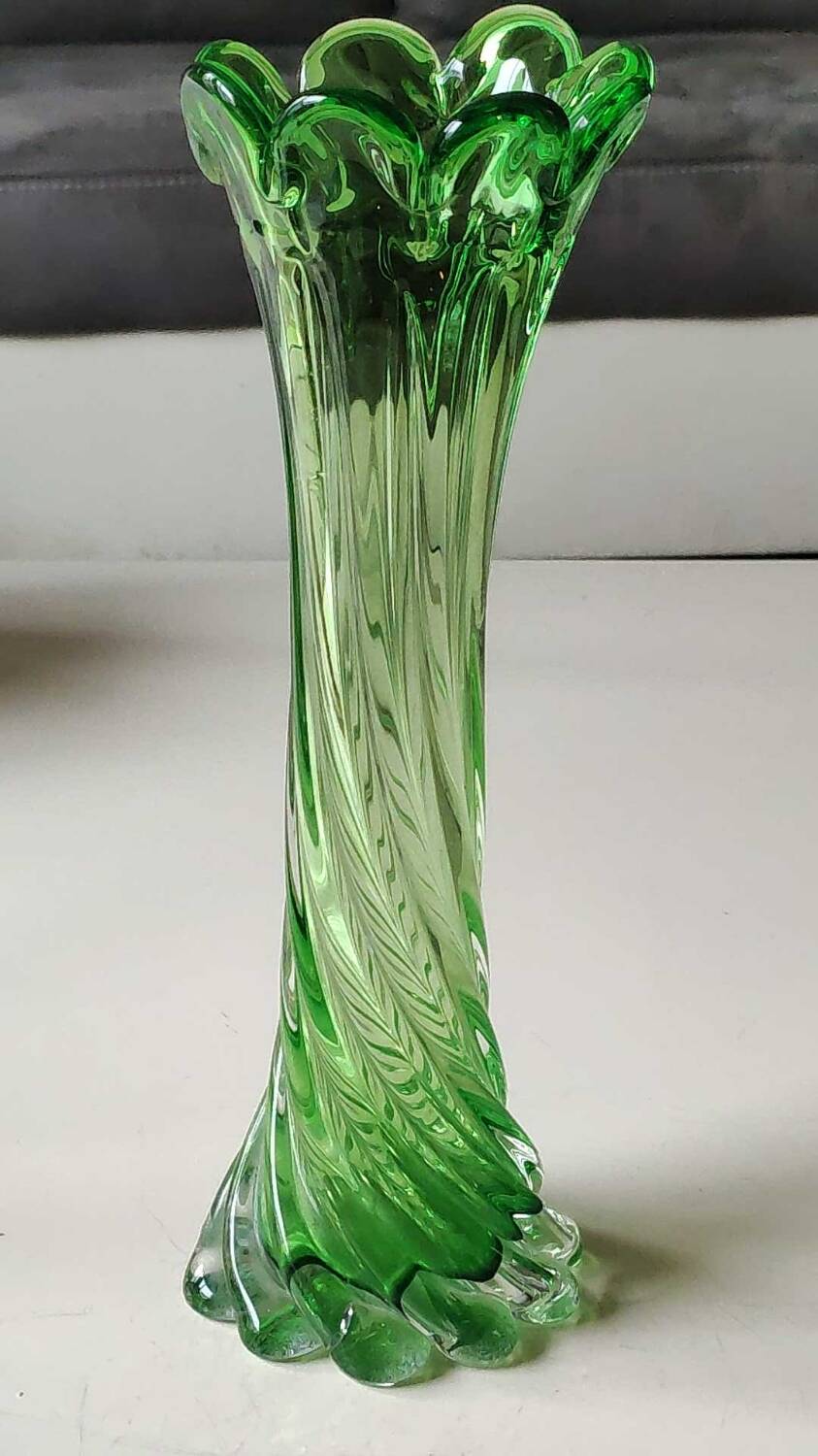 Murano style vase, in art glass. With twisted design/scalloped neck/27 cm