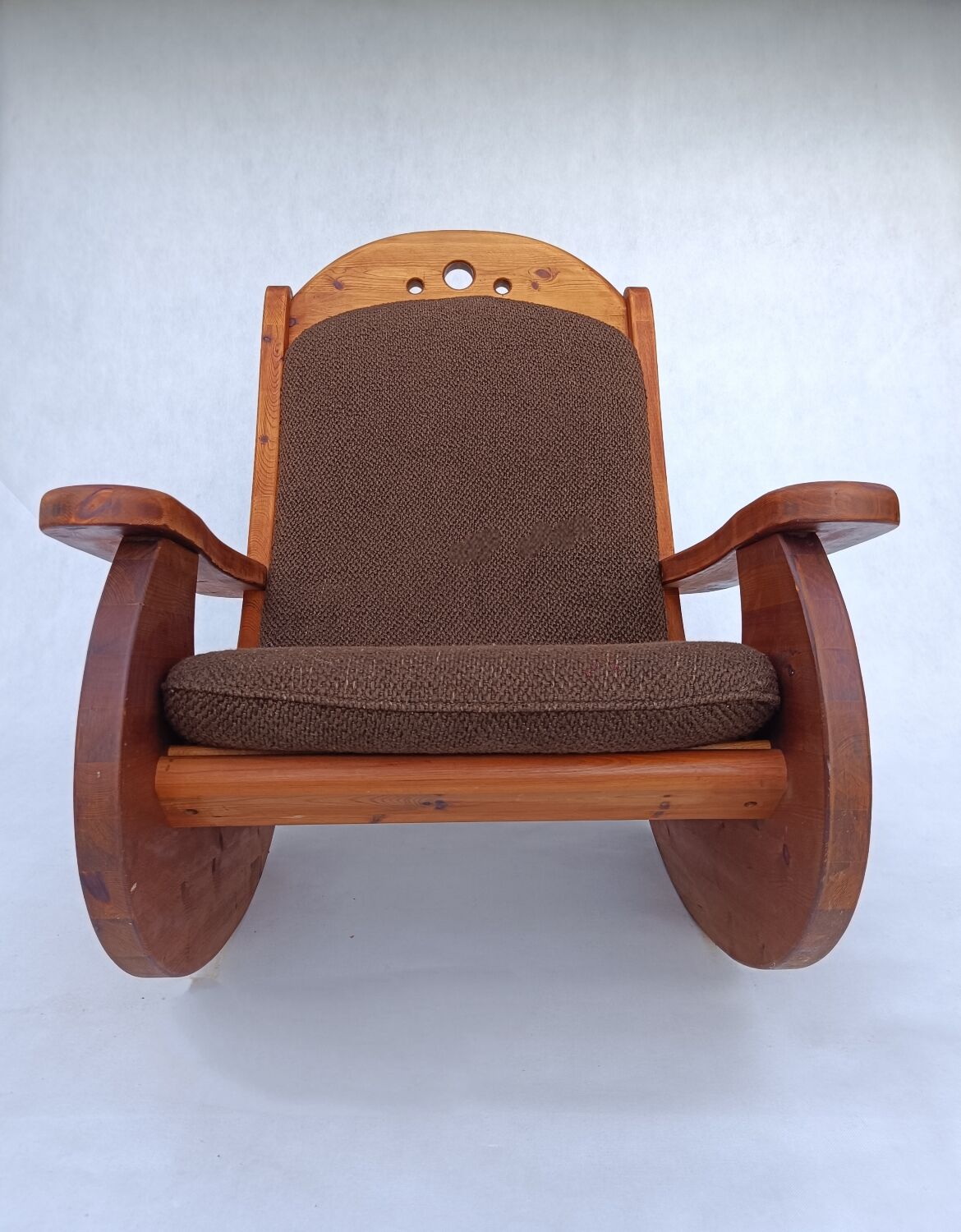 Fauteuil à bascule brutaliste en pin de wasa