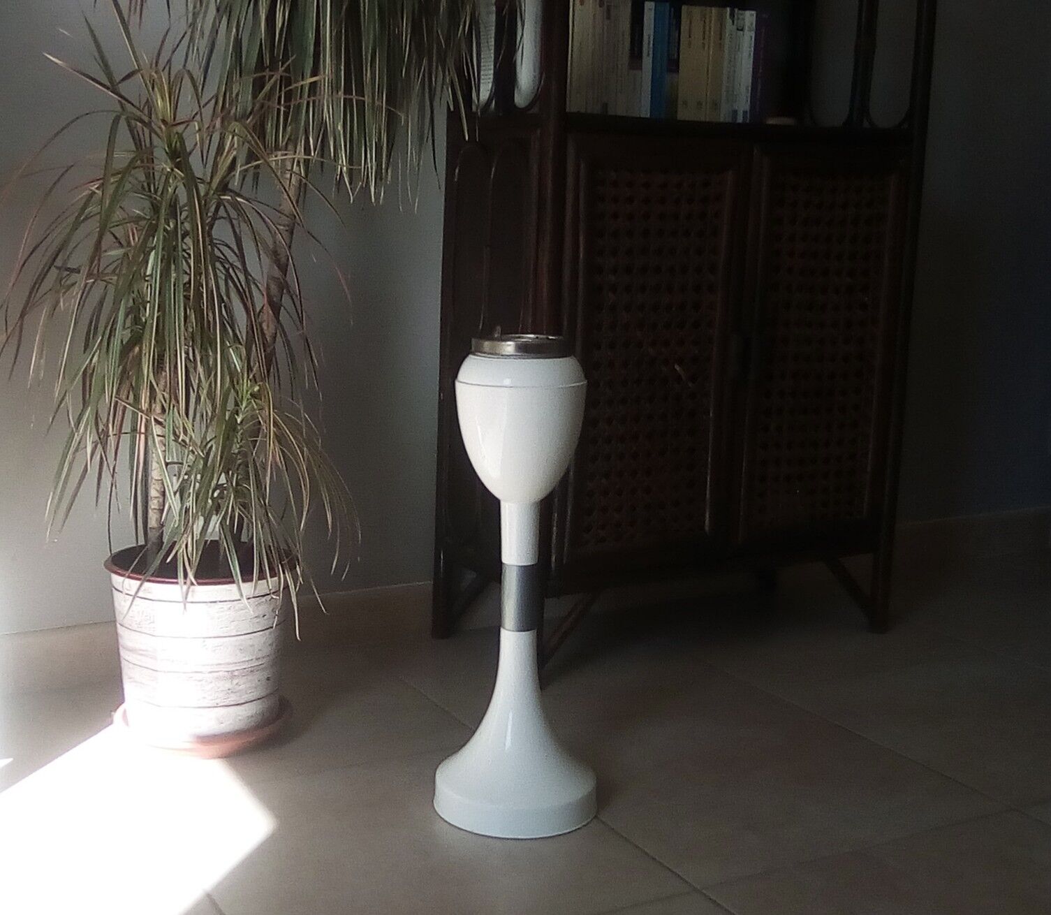 Ashtray on foot tulip, patentatto, Italy 60/70 years