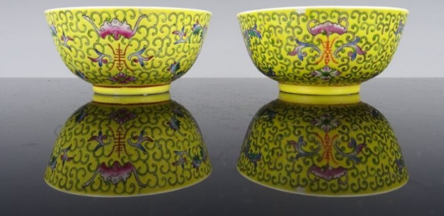 Pair of porcelain bowls and spoons "Famille Rose" China, early 20th century.