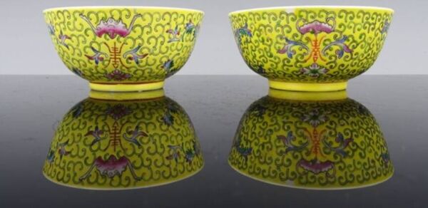Duo de bols et cuillères en porcelaine ''Famille Rose'' Chine, début XXe