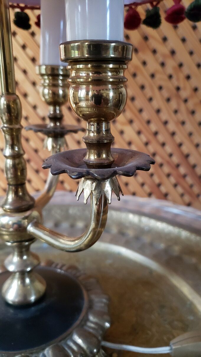 Desk lamp foot claws