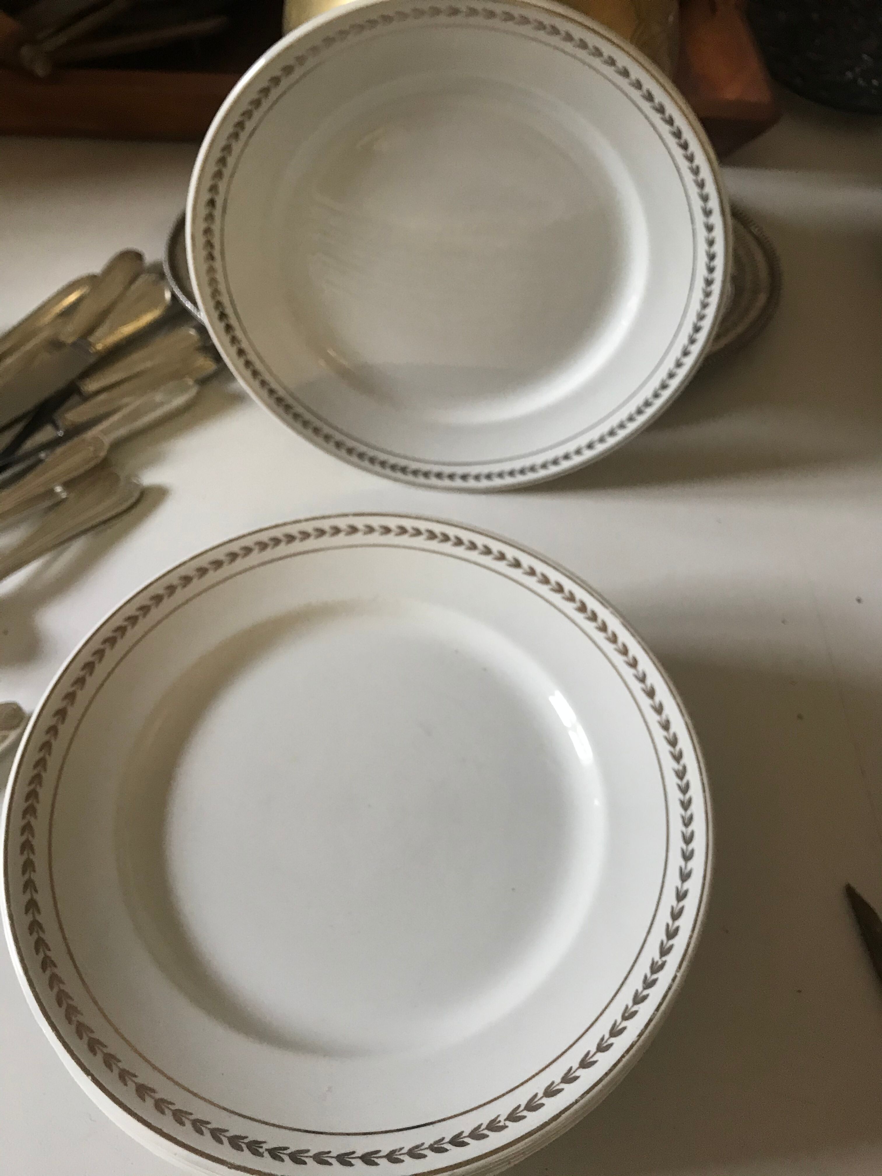 Set of 10 flat plates in gold style ceramic