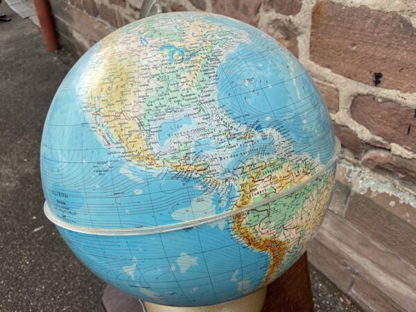 Globe terrestre lumineux mappemonde vintage Illumina 1965