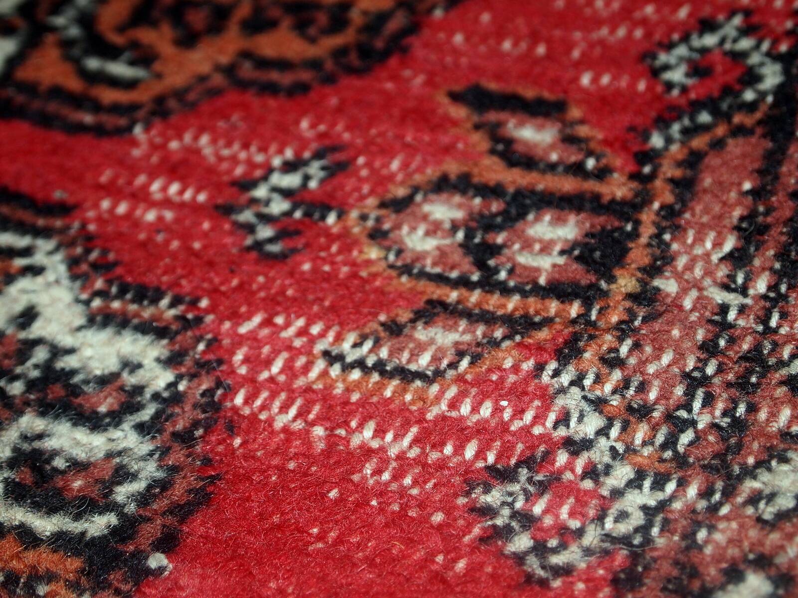 Tapis vintage fait main Lahore en laine rouge (75cm x 119cm) – Années 1960