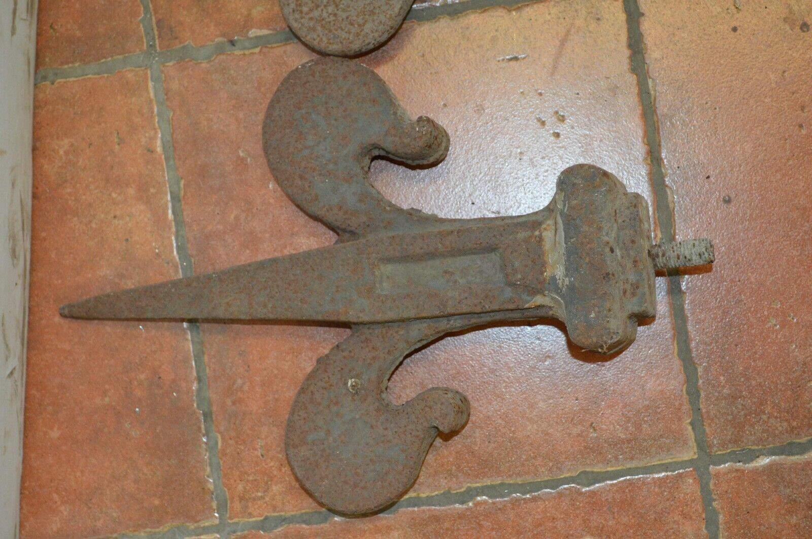 cast iron fleurs-de-lis (pair)