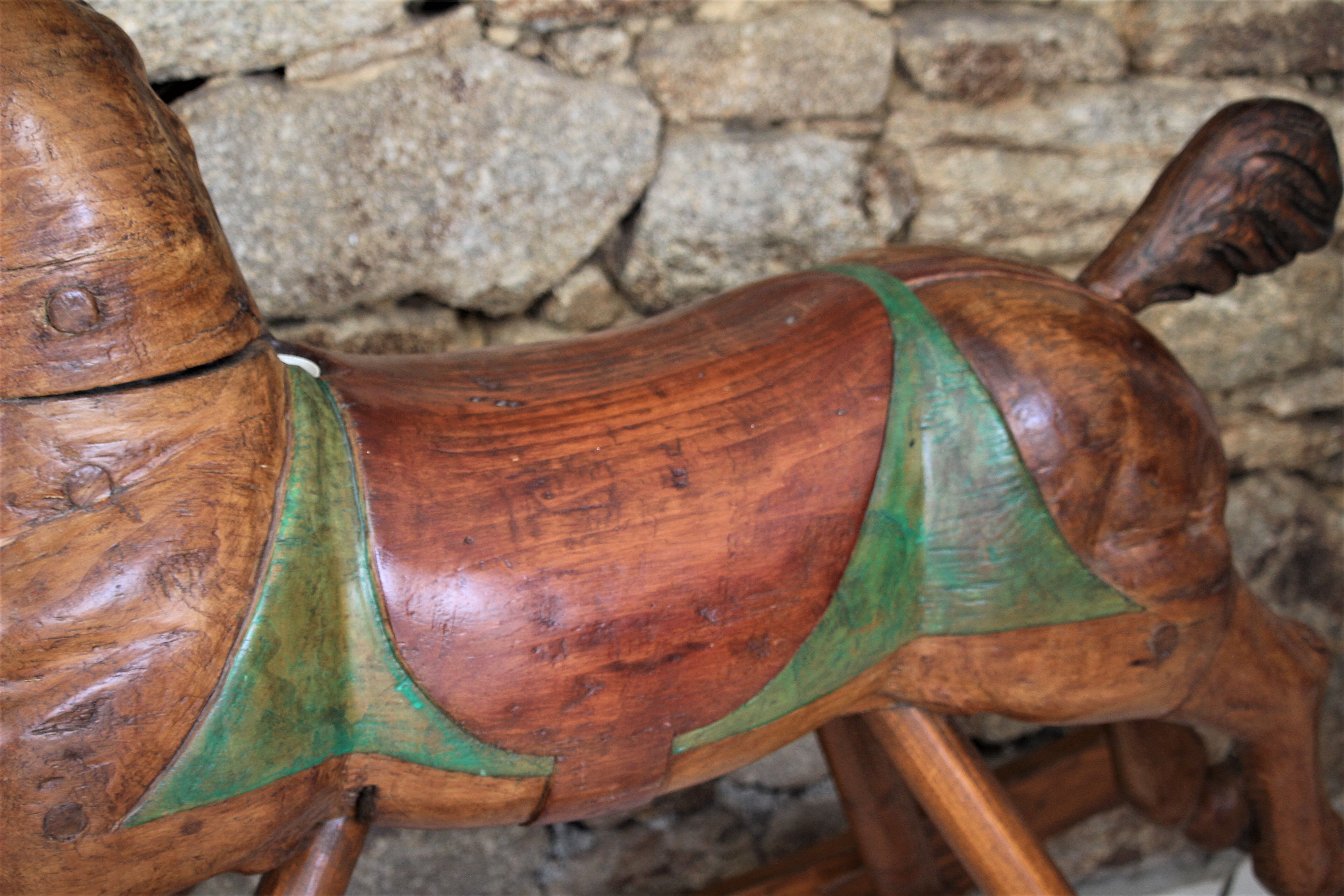 Ancien cheval de manège en bois