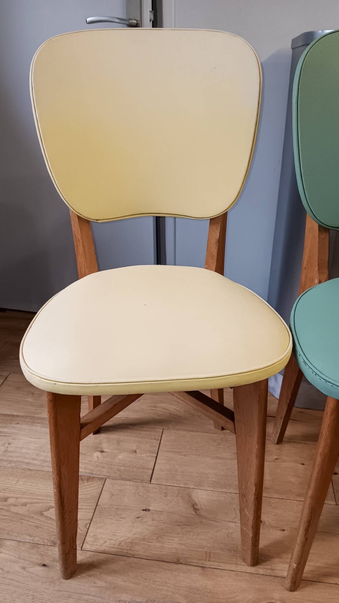 6 vintage chairs from the 50s/60s, wooden structure and skai covering.