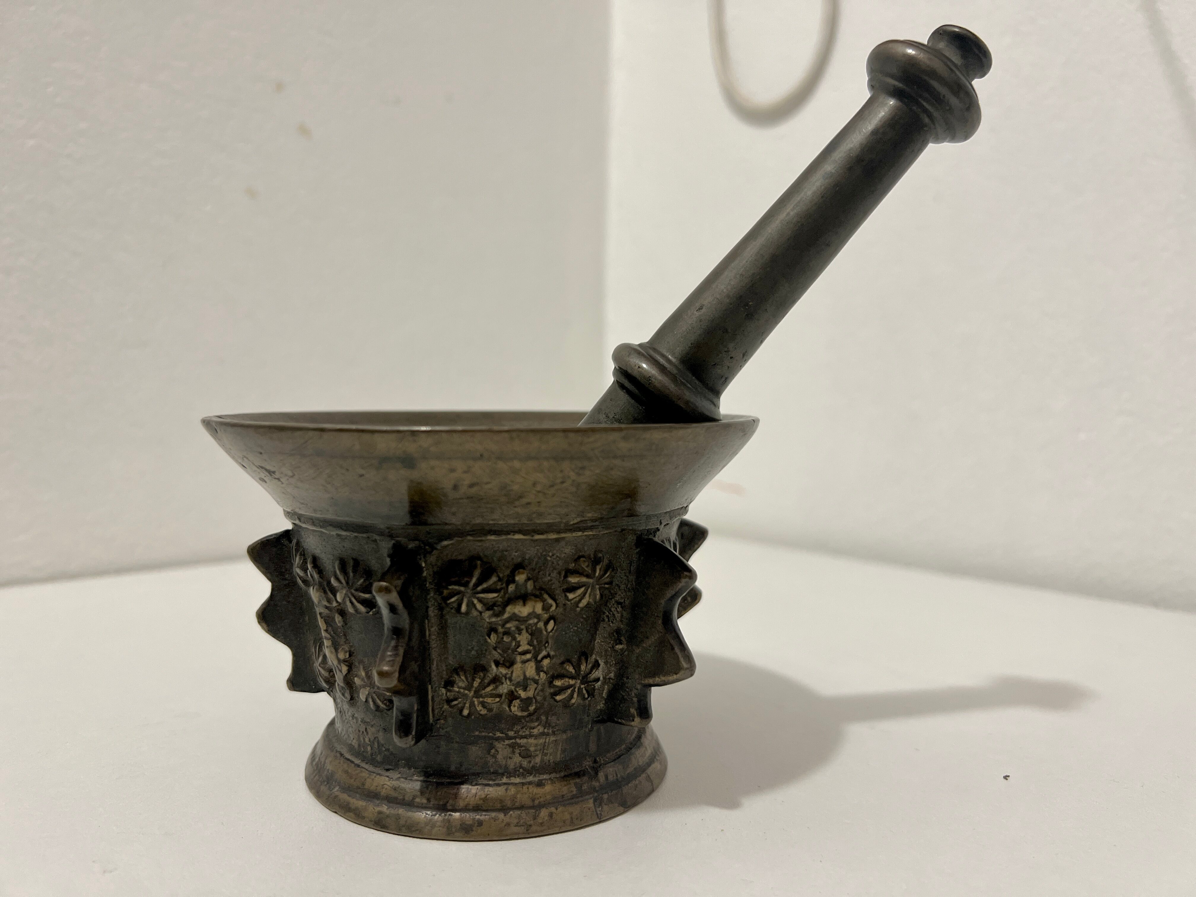 Mortar and pestle fins bronze seventeenth