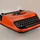 Machine à écrire orange Underwood 130 - vintage 70
