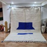 Tapis berbère minimaliste en laine, design épuré avec motifs bleus