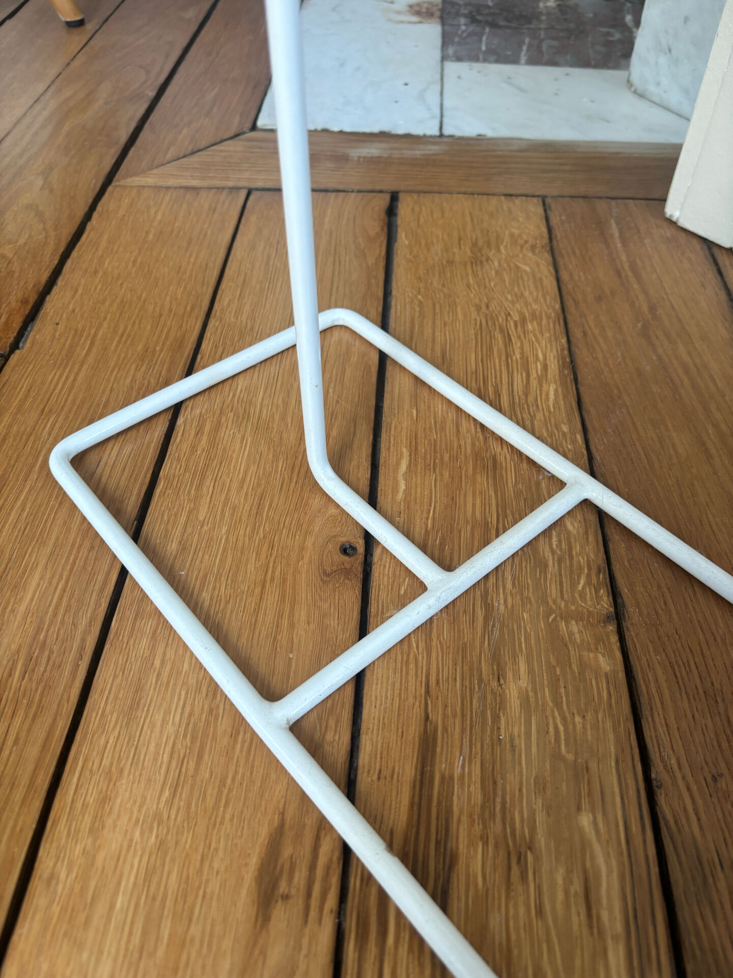 Robin Day side table / white lacquered metal + vintage wood
