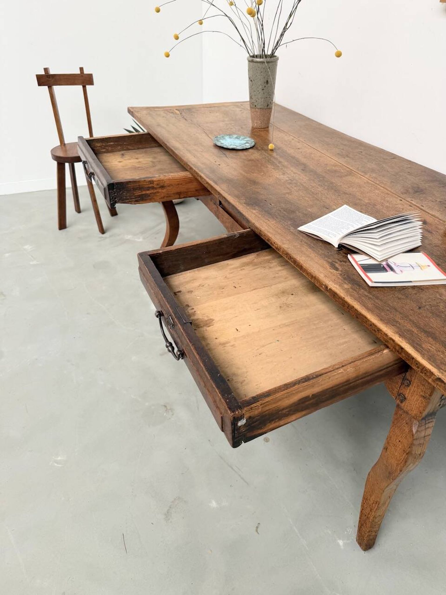 Table, drapière en noyer, XIXème s.