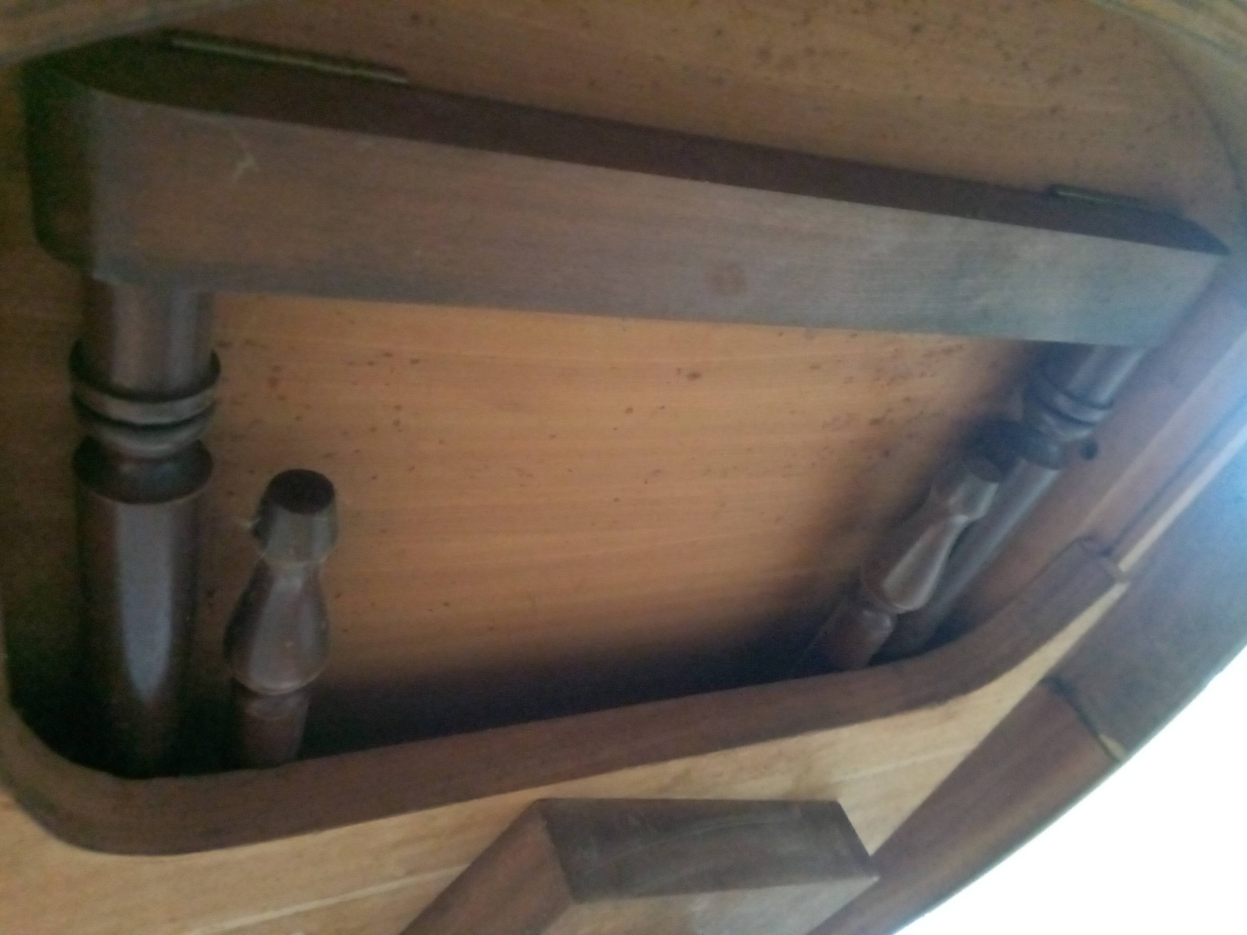 Extendable table with claw legs