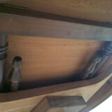 Extendable table with claw legs