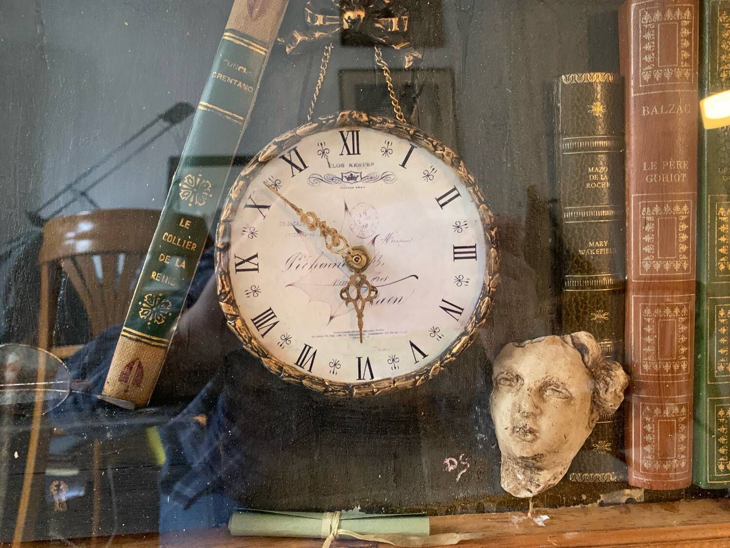 Table display cabinet of curiosities