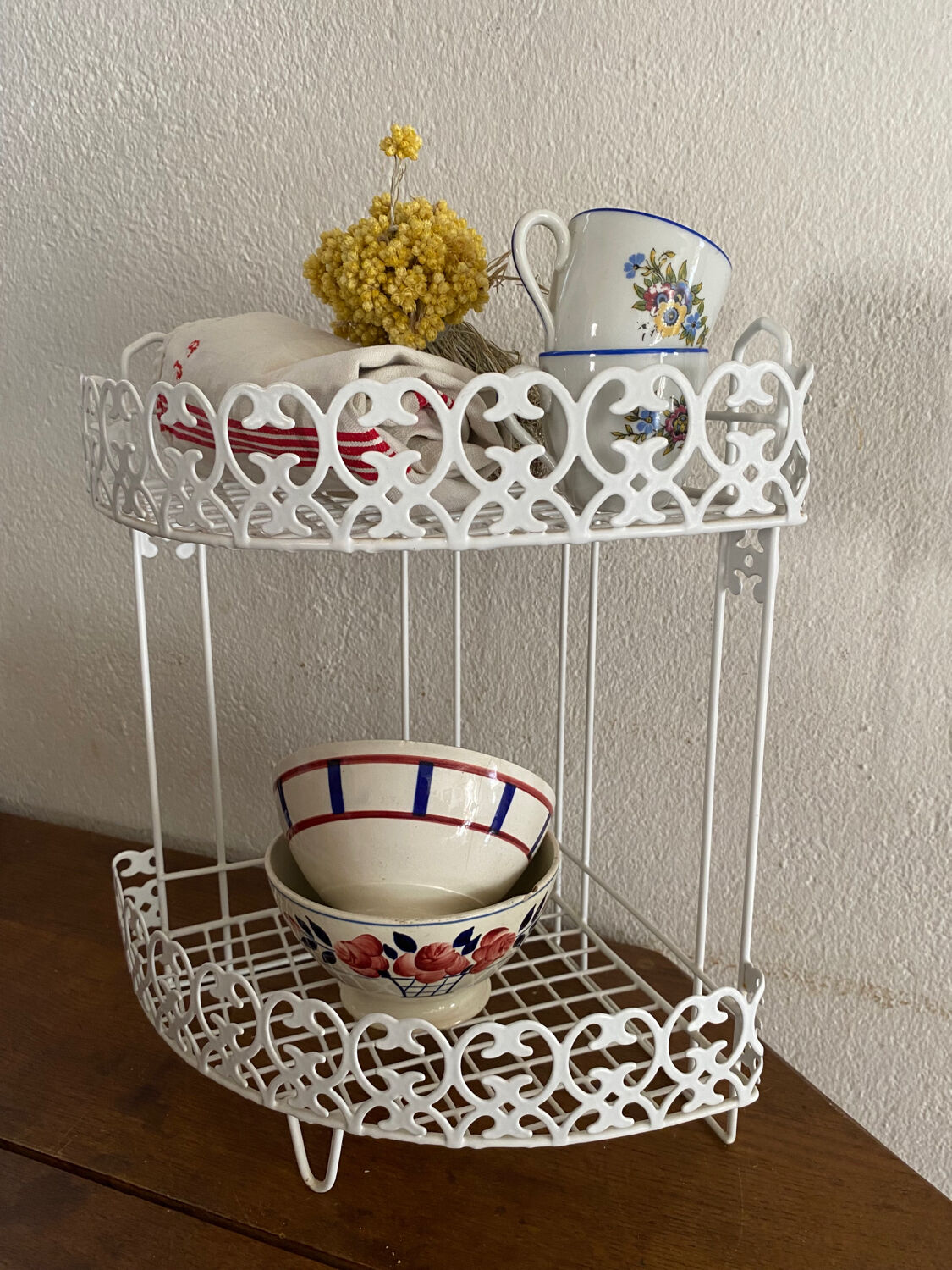 Corner shelf in openwork metal