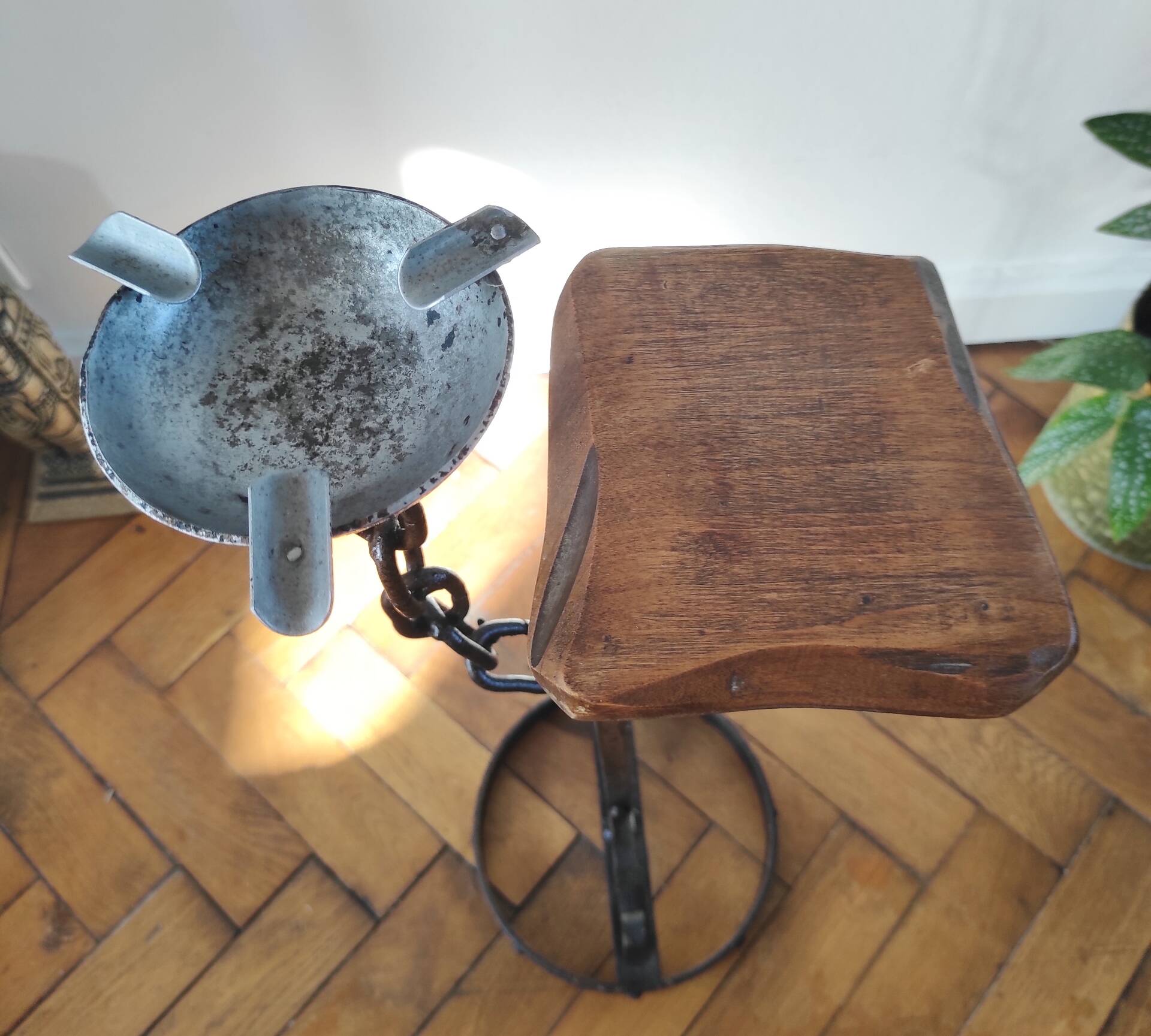 Meuble d'appoint, cendrier brutaliste en fer forgé et bois