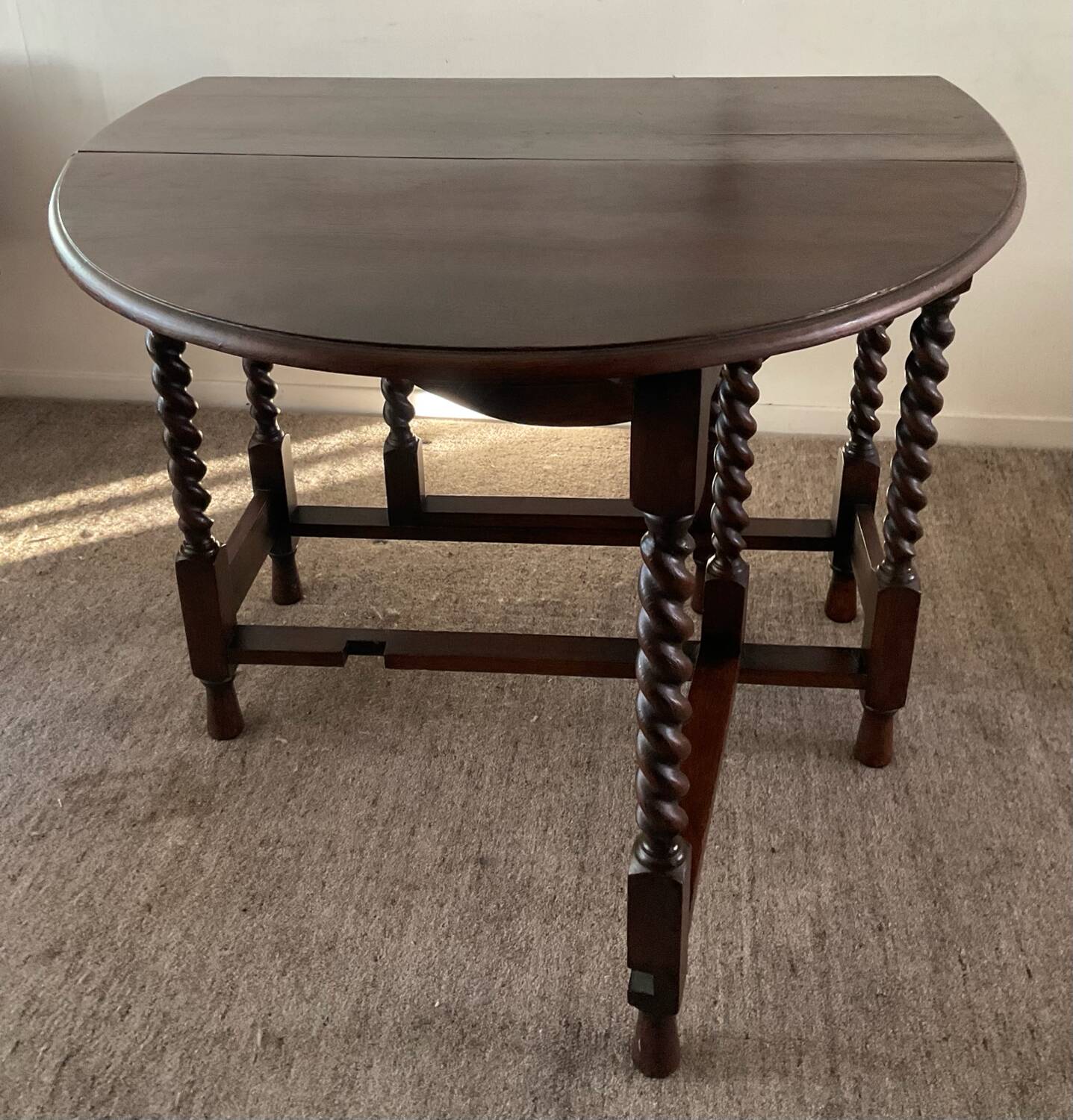 Ancienne table pliante anglaise en bois et pieds tournés 