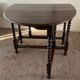 Ancienne table pliante anglaise en bois et pieds tournés 