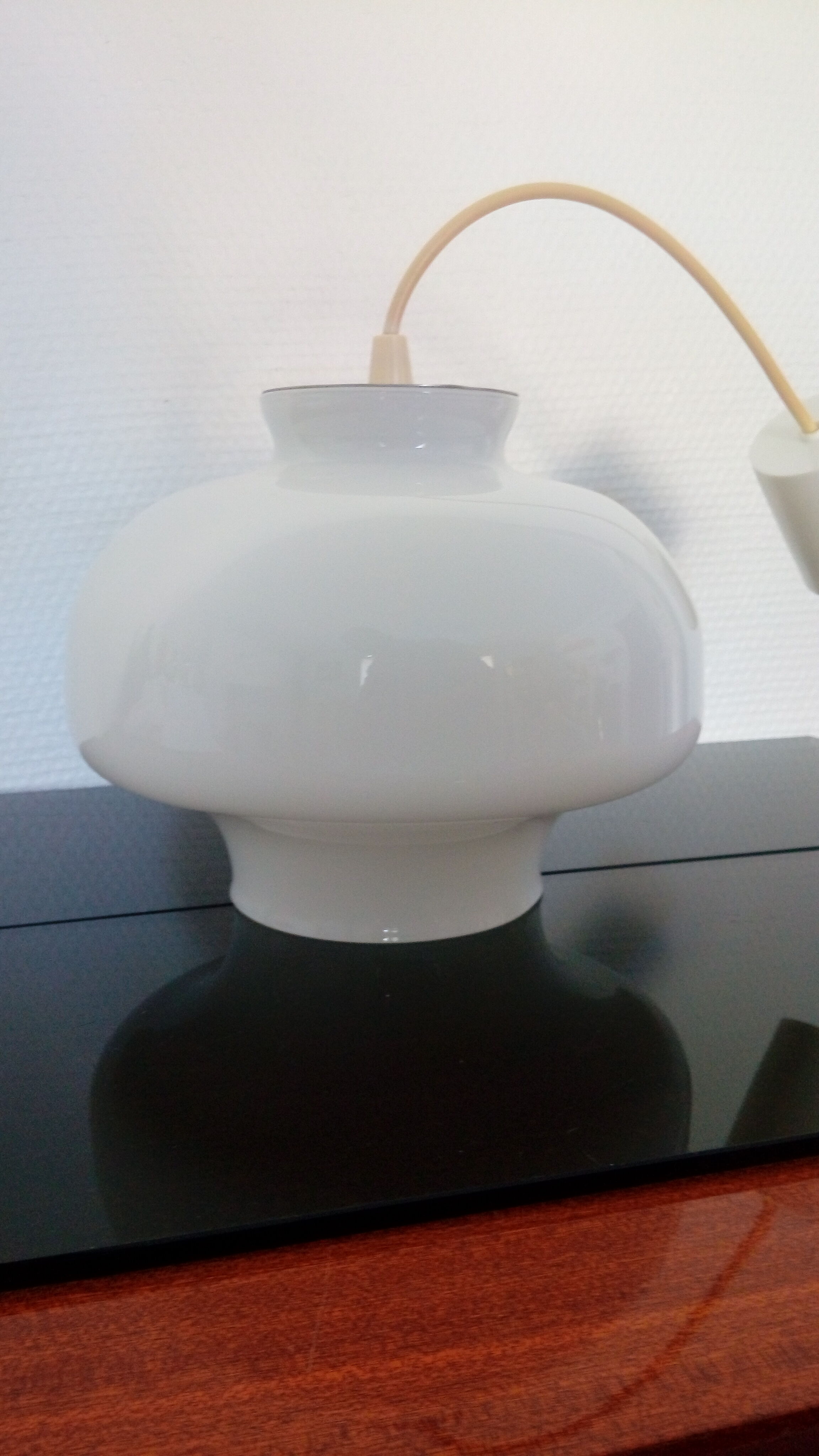 Suspension champignon vintage globe opaline blanche années 70