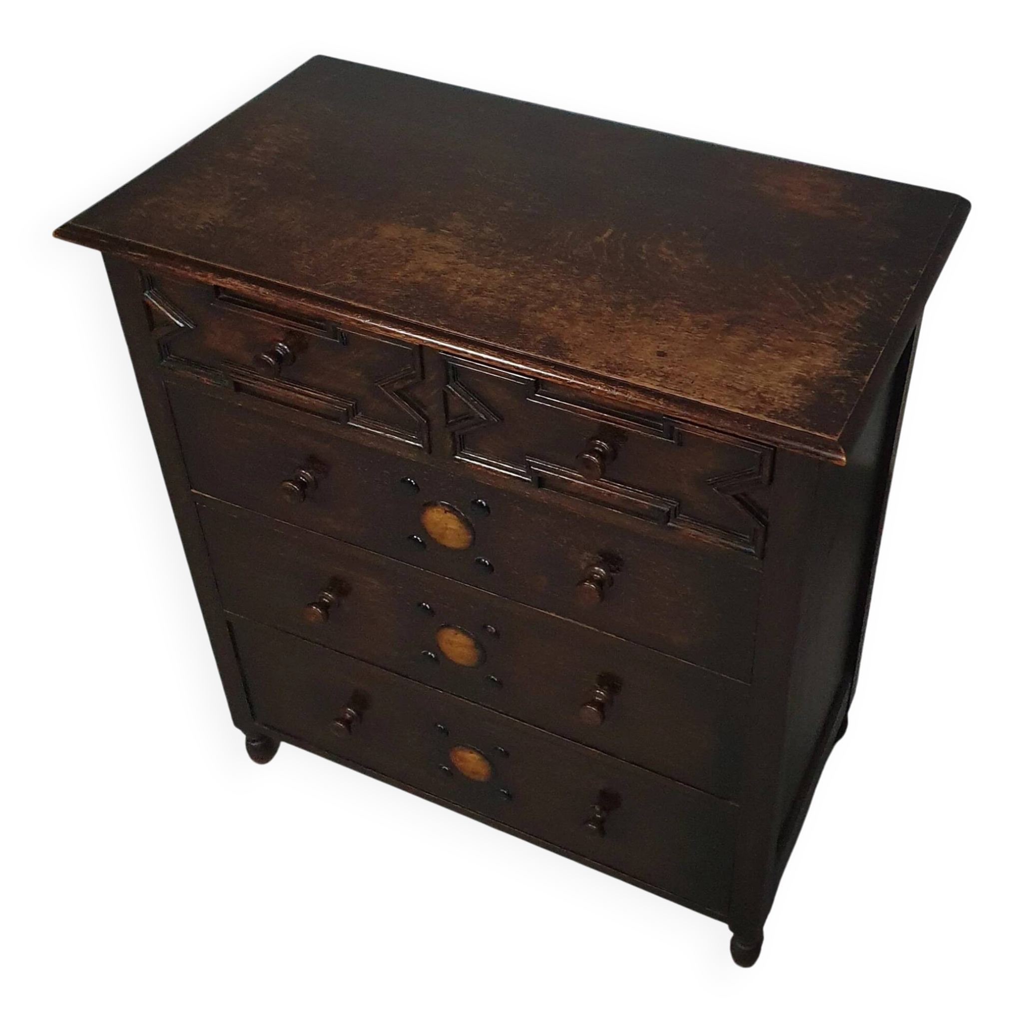 Particularly cool English chest of drawers. Dated (Charles 2 era). Made of solid oak with beautiful patina.