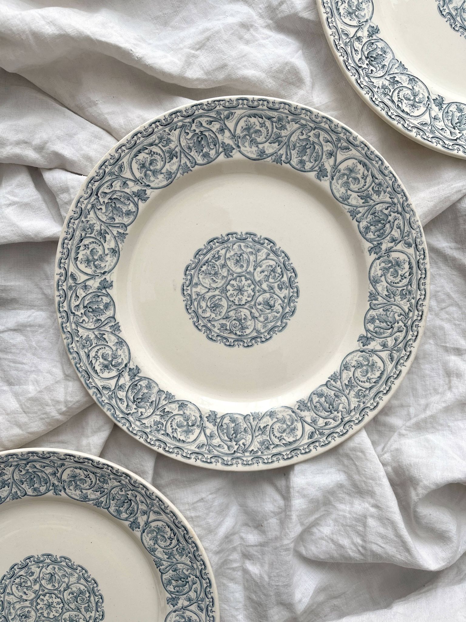 3 assiettes plates en terre de fer "Renaissance" Creil et Montereau