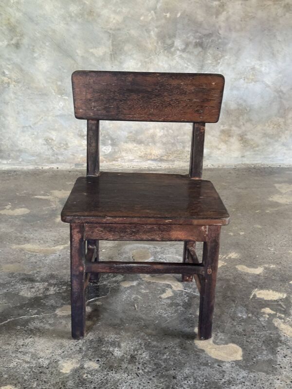 Petite chaise d'enfant ancienne indonésienne en teck