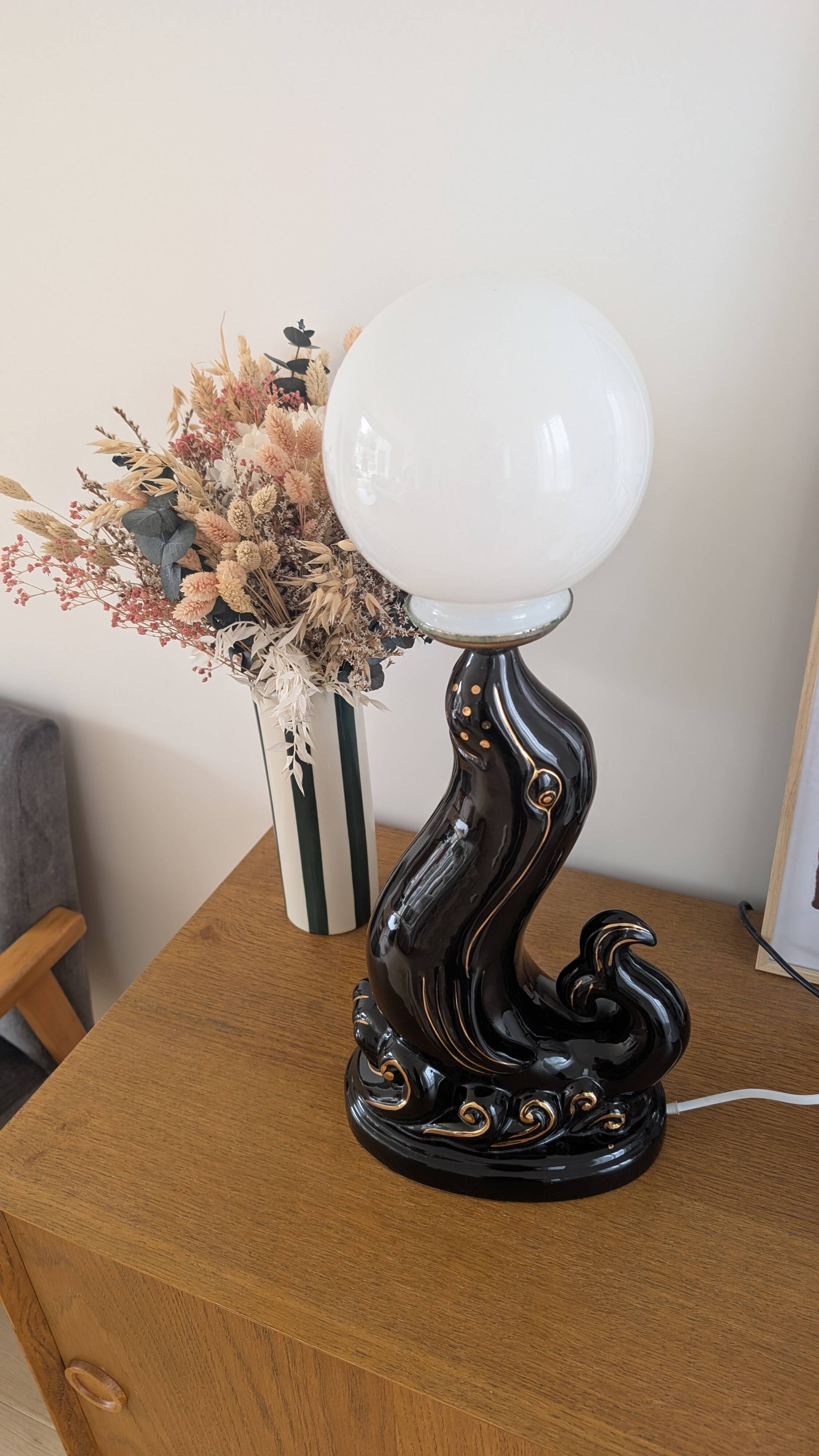 Seal globe lamp